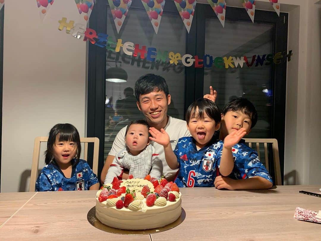 遠藤航のインスタグラム：「I just turned 27 years old today 😁 . . . 27歳になりました‼️ 沢山のお祝いメッセージありがとうございます😊🍀 27歳、良い年に出来るように頑張ります💪 まずはブンデス1部昇格‼️ 引き続き応援よろしくお願いします(^^) . . . #birthday  #2月9日 #肉の日 #お祝い #感謝 #27歳 #プロ10年目 . . . #vfb  #シュツットガルト #wataruendo #遠藤航」