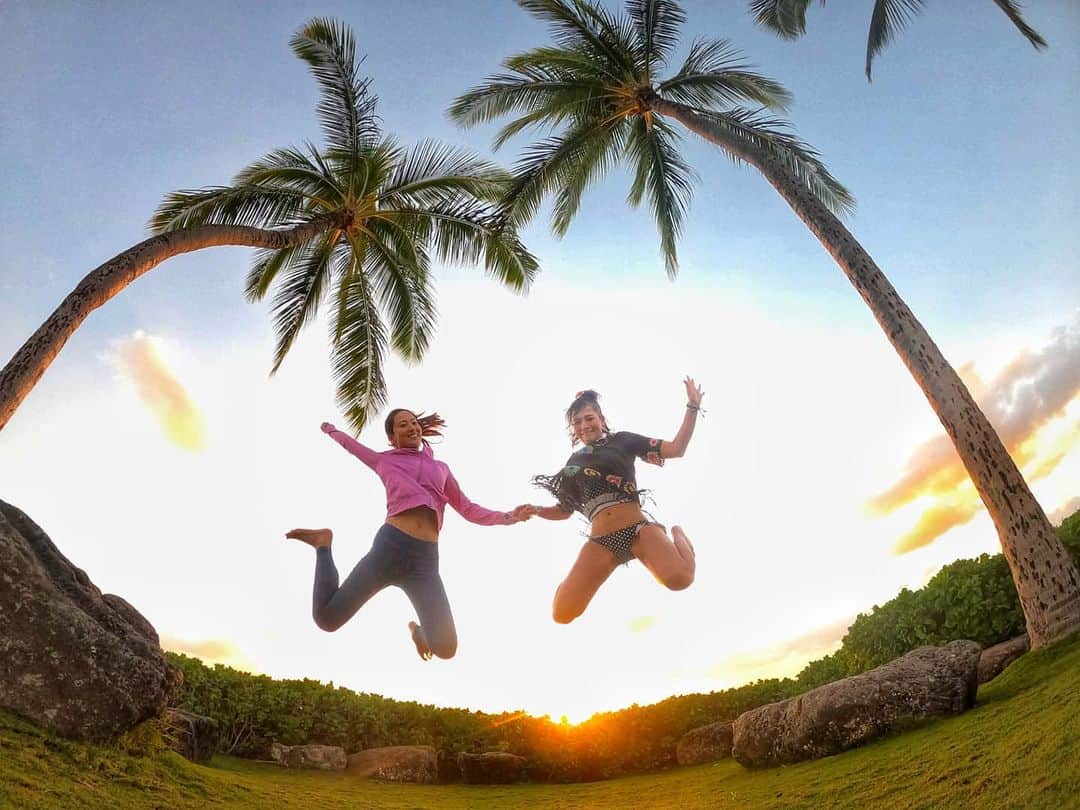 のインスタグラム：「夕日とヤシの木バックに#リンジャンプ　🌴﻿ ﻿ 高く飛べたー✨﻿ やはり暖かいとテンション上がる✨﻿ ﻿ ﻿ #アウラニディズニー#pr #コオリナ#アロハストリート﻿ #ハワイ#AulaniResort#Aulani﻿ #hawai#リゾート#リゾートホテル#海好きな人と繋がりたい#トラレコwifi ﻿﻿﻿﻿﻿ #旅したくなるフォト #旅行 #travelstagram #旅人 #lynn_trip #夕日#travelme #travel#t #トラベラー ﻿ #旅好きな人と繋がりたい﻿ #travelholics#旅スタグラム#海外旅行﻿ #GoProjp#GoProのある生活﻿ ﻿」
