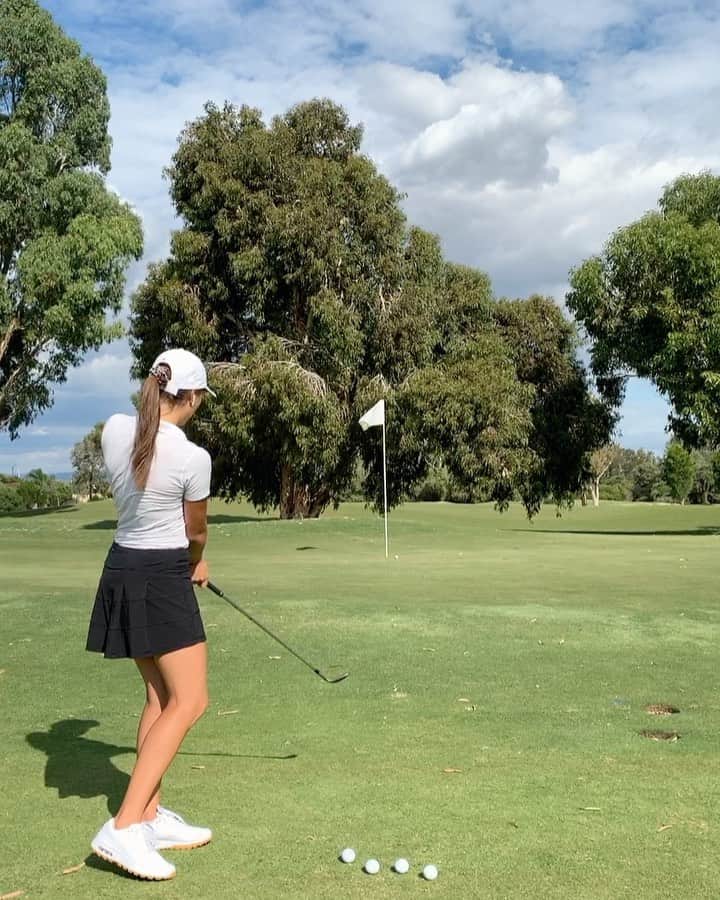 Liz Elmassianのインスタグラム：「Love starting chipping practice with hitting same length chips at different trajectories.」