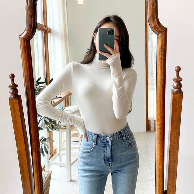 Chuuのインスタグラム：「쫀~쫀한 목폴라 찾으시는뷴은 요고 추천해요! 소매 부분도 길어서 뭔가 여리여리해보여요😆💛」