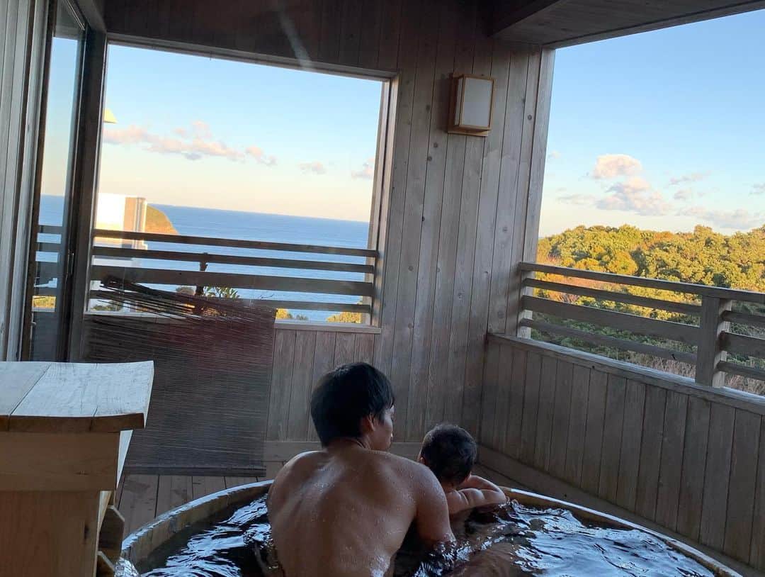 中谷進之介のインスタグラム：「リラックス🙆‍♂️🙆‍♂️ キャンプの疲れをとりに温泉に来てます♨️娘に遊んでもらってリフレッシュしたいと思います！！ #大浴場にサウナあるかなぁ #あったら良いなぁ」