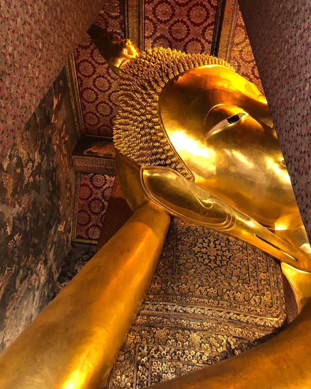 高橋里彩子さんのインスタグラム写真 - (高橋里彩子Instagram)「前行ったタイの写真💕﻿ ﻿ ここは﻿ バンコク三大寺院のひとつで、巨大な釈迦仏（涅槃仏）で知られる﻿ タイ・バンコクの寺院「ワット・ポー」だよ♥️﻿ ﻿ 最寄駅がない﻿ ワット・ポーへ行くには、近くに最寄り駅ないから﻿ バンコク都内で、のBTSサイアム駅、もしくはMRT（地下鉄）フワランポーン駅からメータータクシーを使うのがいいかな？﻿ ﻿ あとはね、水上バスを使った行き方もおすすめ❤﻿ ﻿ 楽なのはやっぱり﻿ ホテルから直接タクシーで行くのが﻿ 時間・料金的にもオススメなんだけど﻿ せっかくのタイ旅行だから「鉄道+トゥクトゥク」や「鉄道+水上バス」とかが楽しいかなって💓﻿ ﻿ ちなみに私はワットパクナム行ってから﻿ タクシーで向かって帰りは水上バスに乗って、﻿ その後アジアアンティークザリバーフロントに行ったよ❤️﻿ ﻿ あっ！ちなみに﻿ ワットポーに限らず、﻿ タイの寺院で共通しているのが、﻿ 寺院内で肌を出して良いのはお坊さんだけだから﻿ ﻿ ガイドブックなどでも書いてあると思うけど、﻿ ショートパンツ・タンクトップとかはNGなの！﻿ ﻿ だから気をつけてね🌸﻿ ﻿ ちゃんと無料の羽織りものも、貸してくれるから大丈夫なんだけど、﻿ ﻿ やっぱり、その場所場所によって﻿ ふさわしい服装っていうのがあるからね💘﻿ ﻿ ﻿ 大寝釈迦仏 は﻿ とっても穏やかな表情で日本にはない感じが感じられて楽しかったよ♥️﻿ ﻿ ﻿ 入場料金はが200バーツぐらいだったかな？﻿ ﻿ ﻿ ﻿ ﻿ ﻿ ﻿ ﻿ ﻿ ﻿ ﻿ #ワットポー  #タイ  #バンコク #タイ旅行 #タビジョ #旅行好きな人と繋がりたい  #ワット  #タイの観光シリーズ #観光スポット  #Thai #retrip_Thai #retrip_global #funtotrip #travelme_leisure #watpho #大寝釈迦 #thailand  #寺院 #寺院巡り #방콕 #방콕여행 #여행스타그램 #셀스타그램 #얼스타그램 #watpho #thailand #bangkok」2月9日 20時07分 - konkonwanwan