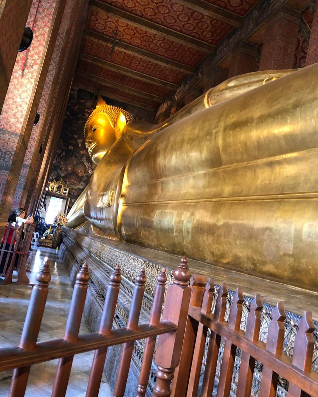 高橋里彩子さんのインスタグラム写真 - (高橋里彩子Instagram)「前行ったタイの写真💕﻿ ﻿ ここは﻿ バンコク三大寺院のひとつで、巨大な釈迦仏（涅槃仏）で知られる﻿ タイ・バンコクの寺院「ワット・ポー」だよ♥️﻿ ﻿ 最寄駅がない﻿ ワット・ポーへ行くには、近くに最寄り駅ないから﻿ バンコク都内で、のBTSサイアム駅、もしくはMRT（地下鉄）フワランポーン駅からメータータクシーを使うのがいいかな？﻿ ﻿ あとはね、水上バスを使った行き方もおすすめ❤﻿ ﻿ 楽なのはやっぱり﻿ ホテルから直接タクシーで行くのが﻿ 時間・料金的にもオススメなんだけど﻿ せっかくのタイ旅行だから「鉄道+トゥクトゥク」や「鉄道+水上バス」とかが楽しいかなって💓﻿ ﻿ ちなみに私はワットパクナム行ってから﻿ タクシーで向かって帰りは水上バスに乗って、﻿ その後アジアアンティークザリバーフロントに行ったよ❤️﻿ ﻿ あっ！ちなみに﻿ ワットポーに限らず、﻿ タイの寺院で共通しているのが、﻿ 寺院内で肌を出して良いのはお坊さんだけだから﻿ ﻿ ガイドブックなどでも書いてあると思うけど、﻿ ショートパンツ・タンクトップとかはNGなの！﻿ ﻿ だから気をつけてね🌸﻿ ﻿ ちゃんと無料の羽織りものも、貸してくれるから大丈夫なんだけど、﻿ ﻿ やっぱり、その場所場所によって﻿ ふさわしい服装っていうのがあるからね💘﻿ ﻿ ﻿ 大寝釈迦仏 は﻿ とっても穏やかな表情で日本にはない感じが感じられて楽しかったよ♥️﻿ ﻿ ﻿ 入場料金はが200バーツぐらいだったかな？﻿ ﻿ ﻿ ﻿ ﻿ ﻿ ﻿ ﻿ ﻿ ﻿ ﻿ #ワットポー  #タイ  #バンコク #タイ旅行 #タビジョ #旅行好きな人と繋がりたい  #ワット  #タイの観光シリーズ #観光スポット  #Thai #retrip_Thai #retrip_global #funtotrip #travelme_leisure #watpho #大寝釈迦 #thailand  #寺院 #寺院巡り #방콕 #방콕여행 #여행스타그램 #셀스타그램 #얼스타그램 #watpho #thailand #bangkok」2月9日 20時07分 - konkonwanwan