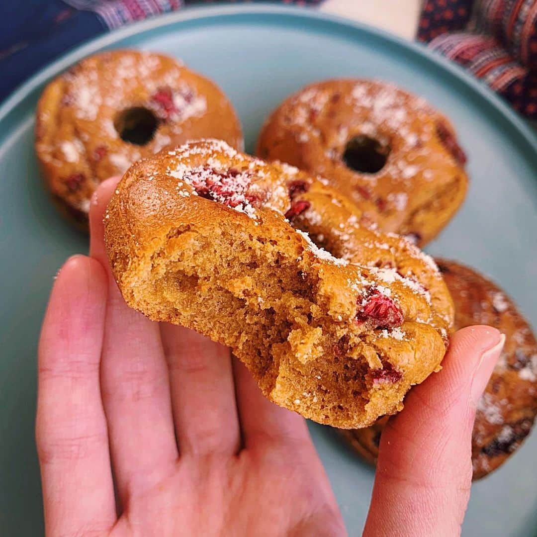 LINA（吉村リナ）さんのインスタグラム写真 - (LINA（吉村リナ）Instagram)「How does it sounds “Vegan Chickpea Baked Donuts with Dark Hot Chocolate “🍫🍩 ☃️Well, I will be making × serving this menu for my next MEET UP EVENT on 12th!!🥳But you can get my donuts tomorrow at my sister’s POP UP CAFE @popupcafebar_okaeri  if you want a try 🙈💖 Valentine’s Day is coming !! ⠀⠀ 姉マリア @artemaria061 が今主催しているPOP UP CAFE  @popupcafebar_okaeri にて、私のオリジナル Vegan GF ひよこ豆ドーナツが限定販売されます🥳✨ 昨日一昨日のチョコレート作りから、明日は早朝からドーナッツ焼き屋さんに変身します🤓👩‍🍳笑 ⠀⠀ 詳細は、ハイライト”POP UP”にて!! ⠀⠀」2月9日 20時09分 - lina3336