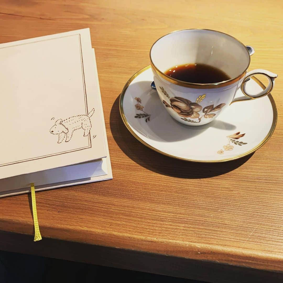 佐藤友子さんのインスタグラム写真 - (佐藤友子Instagram)「ひさびさの #佐藤の気まぐれ日記 書きます😌﻿ ﻿ (2020/2/9)﻿ 週末恒例のスーパーマーケットで食品の買い出しをしたあと、そのままの足で荷物を抱えたまま喫茶店に寄る。﻿ ﻿ 先日読んだばかりの『暮らしのおへそ Vol.29』のなかで、作家の小川糸さんが新刊小説『ライオンのおやつ』について話しておられたのが脳裏に焼きついた。﻿ ﻿ 昨年お母さまを見送られた小川さんが、死ぬことが怖くなくなる、そんな物語を書きたかったと、この小説のことを話していて翌週末には書店で購入している自分がいた。﻿ ﻿ それは、どのような小説なのだろうかと。深く興味をもった。﻿ ﻿ 少しでも読み進めたくて家事の合間に椅子に腰掛けページを繰り、子どもと遊んだあとはすぐにまた本を開く。﻿ ﻿ 日本酒をお猪口でちびりちびりと呑むように、わたしは今この小説の世界をちびりちびりと味わっている。﻿ ﻿ そんなわけで買い出しへ行くかばんにも読み途中の小説をしのばせて。買い出しが終われば、30分だけと喫茶店にすべりこむ。﻿ ﻿ わたしは活字を読むペースが遅いので、やっと半分まで来ました。﻿ すっかり小川糸さんが描く瀬戸内のレモン島の世界に惹きこまれている。﻿ 今夜は子供が寝たあと、夜中までかけても最後まで読みきりたい。﻿ ﻿ 話は変わるけれど、喫茶店が大好きだ。﻿ ﻿ ちょうどこの小説にも主人公の雫がある人にコーヒーを淹れてもらうシーンがでてきて、今自分がこの瞬間に身を置いている喫茶店で聴こえてくるマンデリンがポタポタと落ちる音、店主がコーヒーカップにお湯を注ぎカップをあたためる音、たちのぼる珈琲の香りとシンクロした。﻿ ﻿ 本からインプットしていることと自分の五感で感じることがまさに重なり合う、喫茶店での素晴らしい瞬間だった。﻿ ﻿ この世からなくなったら困ると思うものは？と聞かれたら、なんと答えるかなぁ！？﻿ ﻿ 言い出したら色々出てくるとは思うけれど、わたしの場合は「喫茶店」と「心動かされる物語」は上位にくると思う。﻿ ﻿ クサクサしたりクヨクヨすることもしょっちゅうあるからこそ、自分の心が良いほうへ動いたのを感じられる瞬間は宝物みたいなものだ。﻿ ﻿ そんな瞬間を与えてくれる場所や物語を大事にしたい。そんなふうに思う。﻿ ﻿ ﻿#最後まで読んでくださりありがとうございます😌 #改行くんアプリ教えて下さった方ありがとうございました😊 #小川糸　さん #ライオンのおやつ #クラシコム読書部  #北欧暮らしの道具店」2月9日 20時12分 - tomokosato_hokuohkurashi