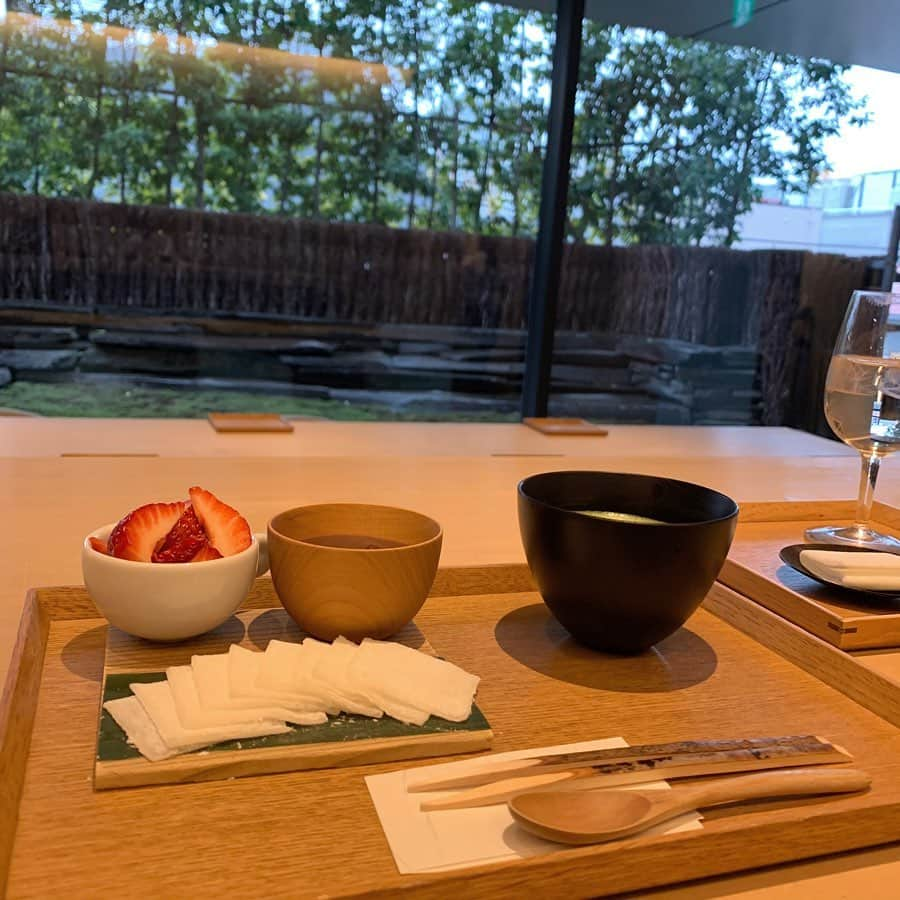 高田茉実さんのインスタグラム写真 - (高田茉実Instagram)「𝙲𝚊𝚏𝚎𓅿 @omotesando 苺大福のsetを 頼んだんだけど おいしかったーー♡ 動画もあるからみてね！ #表参道カフェ」2月9日 20時13分 - __mamico