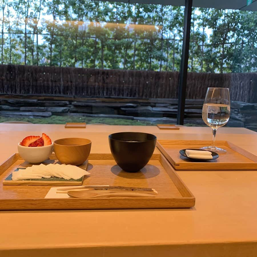 高田茉実さんのインスタグラム写真 - (高田茉実Instagram)「𝙲𝚊𝚏𝚎𓅿 @omotesando 苺大福のsetを 頼んだんだけど おいしかったーー♡ 動画もあるからみてね！ #表参道カフェ」2月9日 20時13分 - __mamico