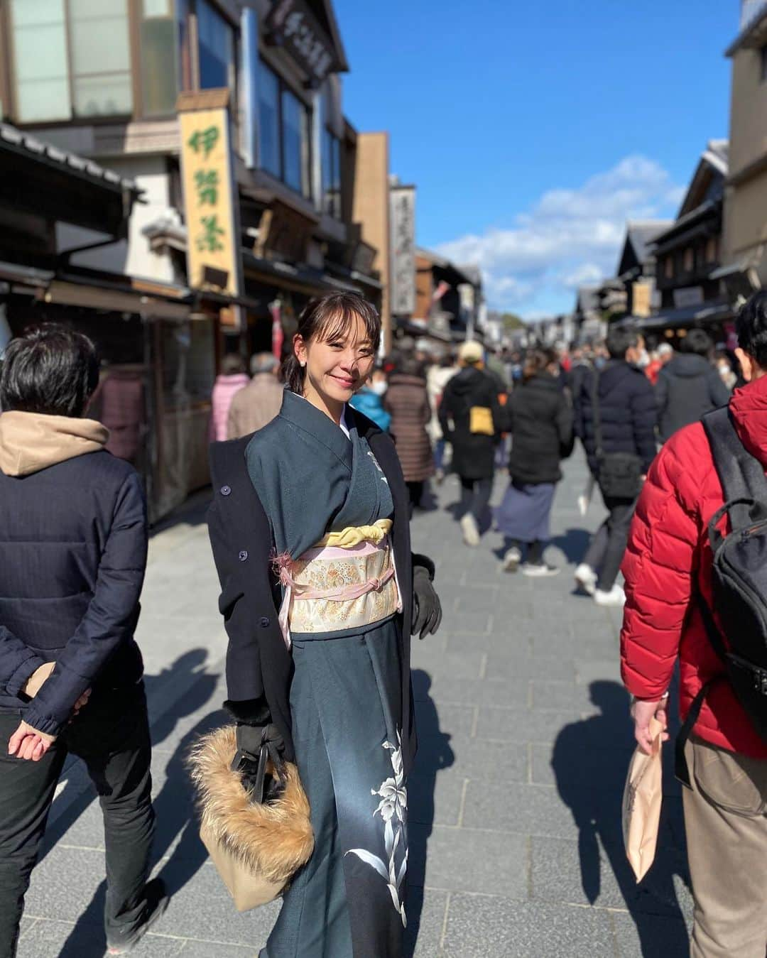 植田早紀のインスタグラム：「お詣りのあとはおかげ横丁で食べ歩き◡̈♥︎今日は風が強くて少し寒かったけど着物は暖かい👘💕 #iseshrine #okageyokocho #iseudon #kimono #sakiueda」