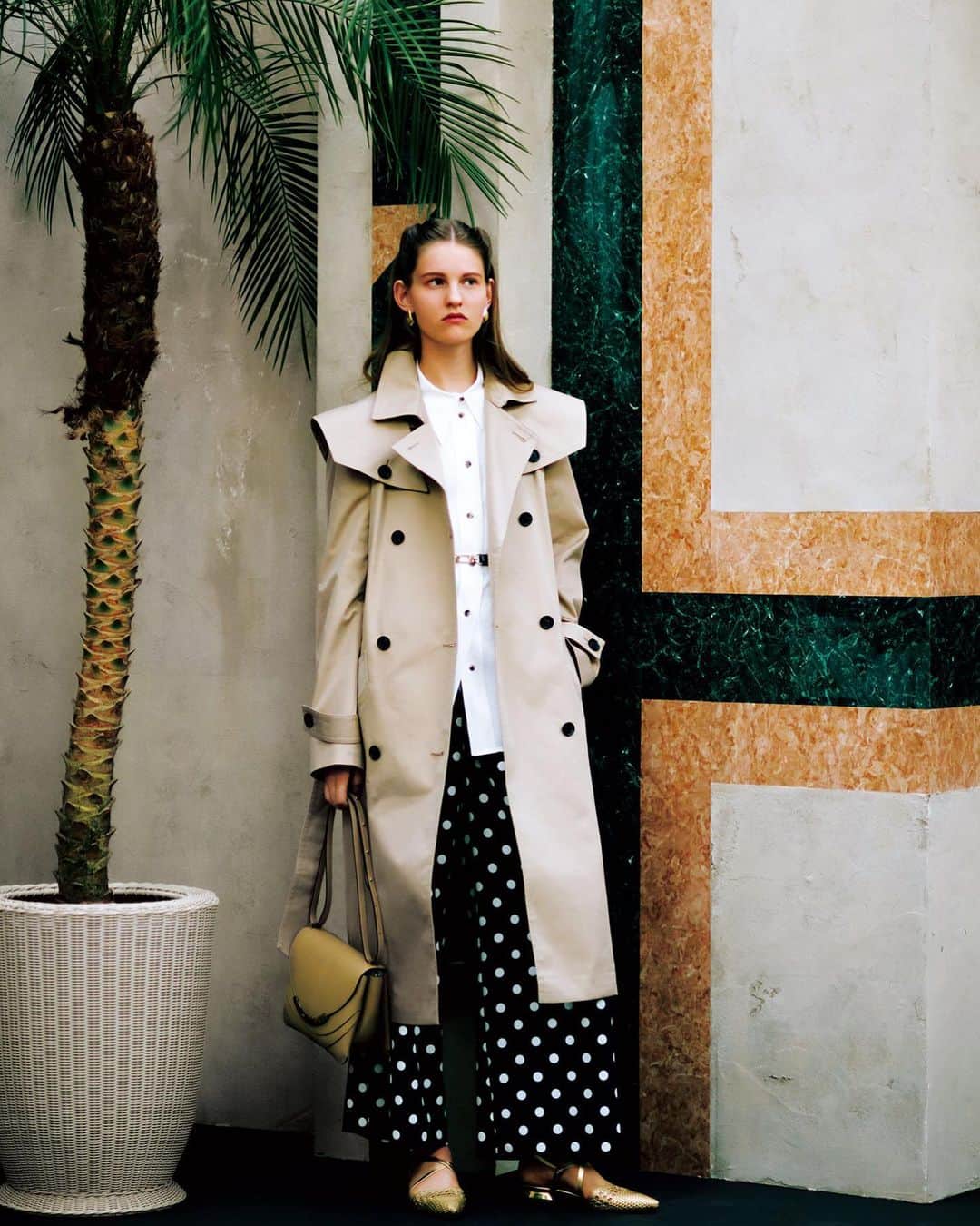 のインスタグラム：「WOMEN'S 2020 SPRING & SUMMER VISUAL﻿ ﻿ Coat / COATE ￥118,800 (01-158-01-017332)﻿ 発売中 - 有楽町店・六本木ヒルズ店・銀座店﻿ ﻿ Blouse / KHAITE ￥96,800 (01-158-10-116192)﻿ 発売中 - 六本木ヒルズ店﻿ ﻿ Pants / ESTNATION ￥22,000 (01-109-07-024531)﻿ 2月入荷予定 - エストネーション全店舗﻿ ﻿ Earrings / FARIS ￥23,100 (01-103-28-034125)﻿ 3月入荷予定 - エストネーション全店舗﻿ ﻿ Belt / MAISON BOINET ￥18,700 (01-102-17-024067)﻿ 3月入荷予定 - エストネーション全店舗﻿ ﻿ Bag / WANDLER ￥107,800 (01-101-15-121871)﻿ 発売中 - 六本木ヒルズ店・大阪店・福岡店﻿ ﻿ Shoes / MARTINEZ ￥64,900 (01-100-44-021917)﻿ 2月入荷予定 - 有楽町店・六本木ヒルズ店・銀座店・新宿店﻿ ﻿ ※上記の内容は2020年2月6日の状況です。﻿ ※入荷状況や価格は予告無しに変更となる場合がございます。予めご了承ください。﻿ #estnation #エストネーション」