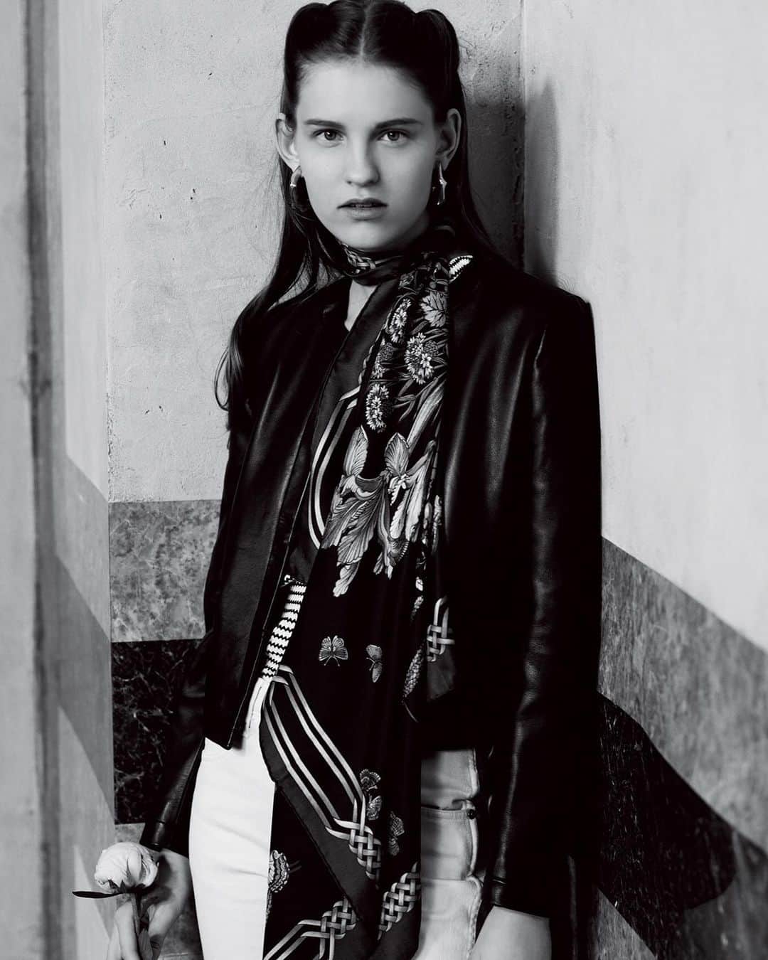 のインスタグラム：「WOMEN'S 2020 SPRING & SUMMER VISUAL﻿ ﻿ Blouson / ESTNATION ￥88,000 (01-109-08-014579)﻿ 発売中 - エストネーション全店舗﻿ ﻿ Knit / J.C.M ￥19,800﻿ 3月入荷予定 - 未定﻿ ﻿ Pants / ESTNATION ￥19,800 (01-109-07-024653)﻿ 2月入荷予定 - エストネーション全店舗﻿ ﻿ Earrings / FARIS ￥26,400 (01-103-28-034121)﻿ 3月入荷予定 - エストネーション全店舗﻿ ﻿ Scarf / MANTERO ￥25,300 (01-102-22-014048)﻿ 2月入荷予定 - エストネーション全店舗﻿ ﻿ ※上記の内容は2020年2月6日の状況です。﻿ ※入荷状況や価格は予告無しに変更となる場合がございます。予めご了承ください。﻿ #estnation #エストネーション」