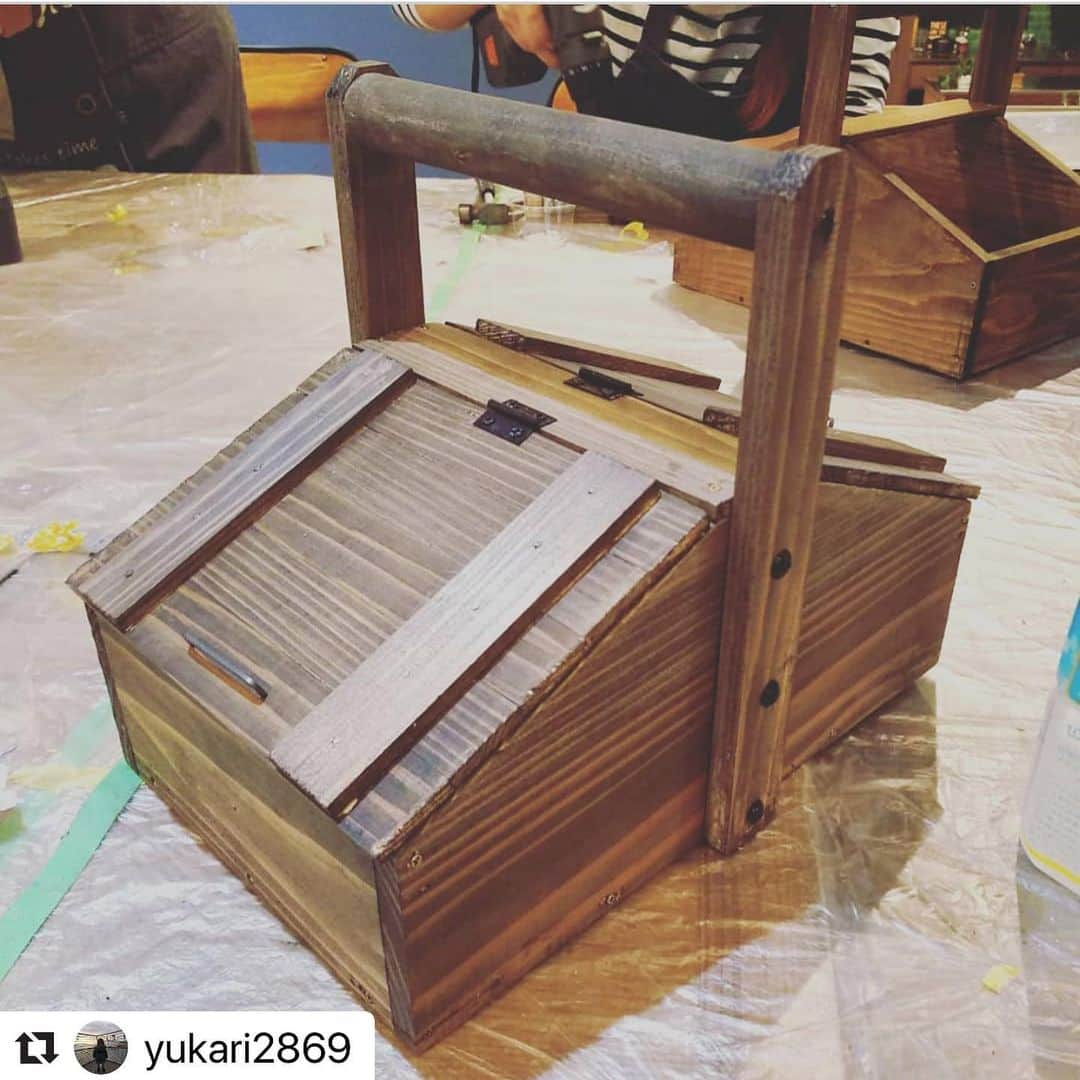 yupinokoさんのインスタグラム写真 - (yupinokoInstagram)「こんばんは☆彡 . . Y.P.K LABORATORY 定期ワークショップ⚒ カインズ福岡新宮店 3月開催のお知らせです！ . 【日程】3/10(火)・17(火)・28(土) 【時間】①10:00-12:00 ②13:30-15:30 【場所】カインズ福岡新宮店 福岡県糟屋郡新宮町中央駅前2-10-1 【定員】各回6名 ※定員となり次第締切 【作品】山形バスケット 【参加費】4,700円 ※参加費はカインズポイント付与対象です！ . 【参加方法】 専用のお申し込みフォームより。 ハイライトから直接ジャンプできます。 . 福岡3月はパタパタ屋根がポイントとなった 山型ウッドバスケットを作ります。 木のあたたかな風合いは置いておくだけでほっこり。 つい何が入ってるか覗きたくなるワクワク感もあります♪ 様々なシーンでご活用いただけますよ！ サイズはW300×D228×260㎜です。 みささまのご参加お待ちしております(^^♪ . . 【YPKLAB今後の予定】 ✚ 2/14(金)・15(土) カインズ福岡新宮店 ✚ 2/29(土) Style Factory名古屋みなとアクルス店 ✚ 3/1(日) カインズ東大阪店 ✚ 3/10(火)・17(火)・28(土) カインズ福岡新宮店 ✚ 3/14(土) カインズ東大阪店 ✚ 3/15(日) カインズ広島LECT店 ✚ 4/14(火)・21(火)・25(土) カインズ福岡新宮店 ぜひカレンダーにチェックマーク️をお願いします(^^♪ . ※ワークショップ中に撮影した写真をInstagramなどに掲載する可能性がございます。 お顔はぼかしを入れさせていただきますが、掲載を好まれない方は、お手数ではございますが、ワークショップ当日スタッフまでお声がけください。 . @cainz_official @diy_style_by_cz . #ypklab#ypklaboratory#ゆぴのこDIYスクール#CAINZ#カインズ#DIYワークショップ#ワークショップ#DIYアドバイザー#ウッドバスケット#山型ウッドバスケット#ウッドボックス#ゆぴのこワークショップ#福岡ワークショップ#DIY#CAINZDIYstyle#DIYのある暮らし#インテリア#暮らし#DIYイベント#カインズ福岡新宮店」2月9日 20時17分 - yupinoko