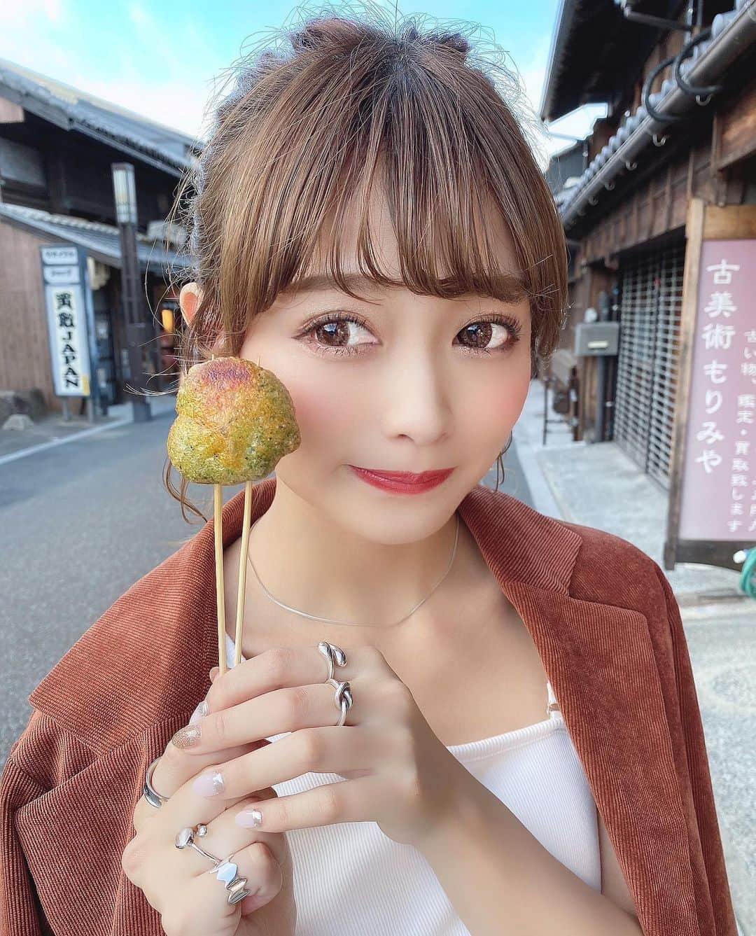 りなてぃさんのインスタグラム写真 - (りなてぃInstagram)「﻿ ﻿ ﻿ ﻿ ﻿ 投稿ネタないからお気に入りの写真だった﻿ 別バージョン載せとこ。←﻿ ﻿ ﻿ そして新しいネイルが﻿ 最強に可愛くて、過去のネイルランキング﻿ BEST3に入るぐらいお気に入り。🥺﻿ ﻿ いまから動画をTwitterに載せるよっ🕊﻿ また写真撮ったらストーリーにも載せるね💅🏻﻿ ﻿ ネイルはインスタ、ネット、アプリとかで﻿ この指のこのネイルかわいいなぁって﻿ 思ったものを保存して持っていったり﻿ そこから色とかデザイン少し変えてみたり﻿ そのときの気分でお願いしてるよ💓﻿ ﻿ ﻿ ﻿ Twitterにしか載せてない写真とか情報もあるから﻿ よかったらフォローしてくださいっ♥️﻿ ﻿ Twitter🕊 【 rinatea1125 】﻿ ﻿ ﻿ あもこの日のコーデは﻿ 前にWEARに投稿済みです💓﻿ WEARにて【 rinateastyle 】で検索🔎﻿ ﻿ ﻿ #犬山 #愛知 #犬山城下町 ﻿ #カラコン #ネイル #アイメイク ﻿ ﻿ ほんっと音楽は生きてく上で必要不可欠。﻿ お気に入りの曲いっぱい載せてこ🙊❤︎﻿ ﻿ ﻿ 悲しくなっても﻿ 寂しくなっても﻿ 泣きたくなってもいいんだよ﻿ ﻿ 悲しい時こそ﻿ 寂しい時こそ﻿ 大事なことがあるんだよ﻿ ﻿ ♪... Aimer/コイワズライ﻿ ﻿ ﻿ ﻿ ﻿」2月9日 20時29分 - rinatea_25