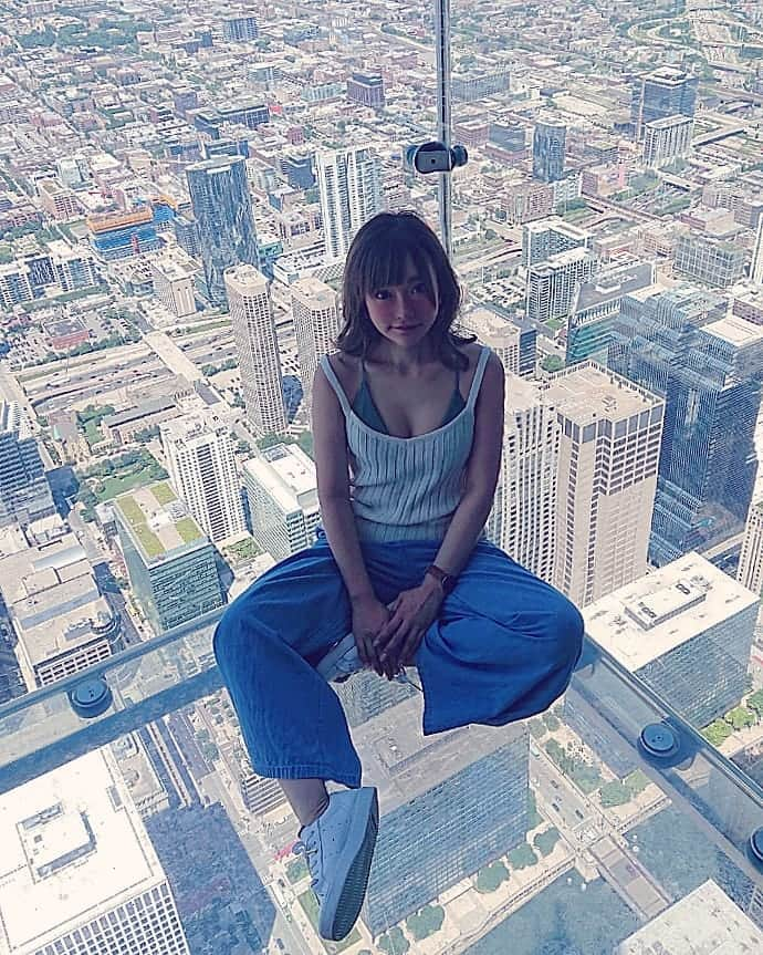 YuhKawasakiさんのインスタグラム写真 - (YuhKawasakiInstagram)「😇😇😇 . #シカゴ #chicago #ウィリスタワー #willistower #シカゴ観光 #巻き髪 #日焼け対策 #安定 #海外一人旅 #トランカー #スリル満点 #個人撮影 #たびすたぐらむ #ゴープロのある生活 #世界の絶景 #プチプラファッション #アメリカンスタイル #アメリカ一人旅 #ゴープロ女子 #絶景辞典 #撮影モデル #高所恐怖症 #映えスポット #アメリカ周遊 #スカイデッキ #展望台 #海外ファッション #また遊ぼ #アッシュベージュ #過去ピク」2月9日 20時28分 - yuhkawasaki