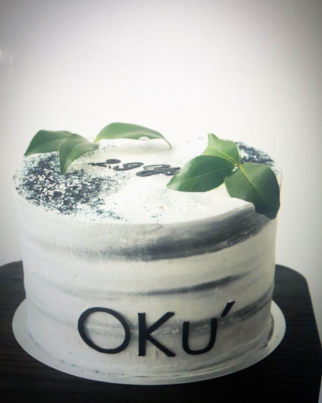 ai okadaのインスタグラム：「たまにはこんな シンプルなケーキもよき🌱 ◆◇◆◇◆◇◆◇◆◇ #ailovecake #birthdaycake @yyyukiyy 🖤」