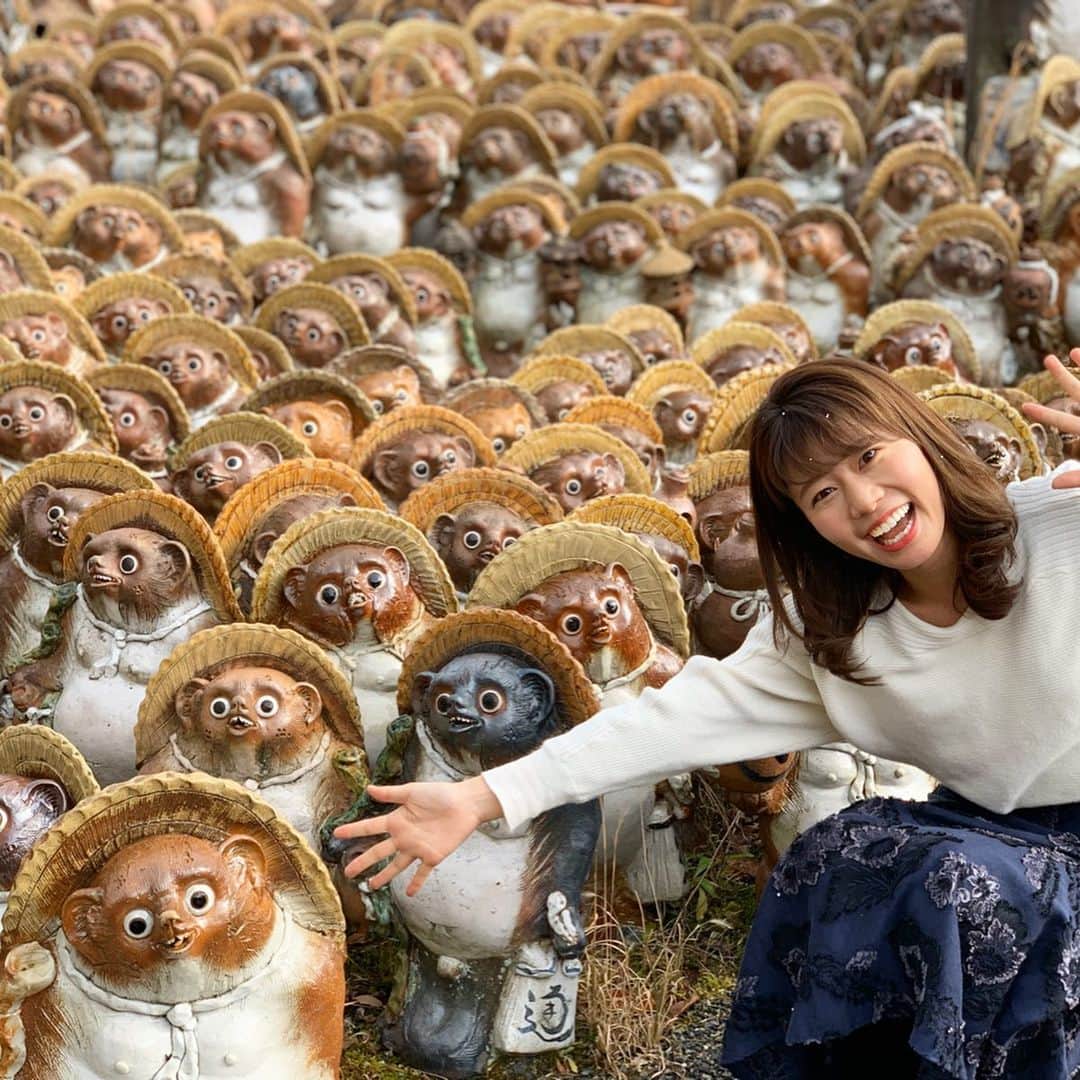 のインスタグラム：「. タヌキタヌキタヌキタヌキタヌキタヌキタヌキタヌキタヌキタヌキタヌキタヌキタヌキタヌキタヌキタヌキタヌキタヌキタヌキタヌキタヌキタヌキタヌキタヌキタヌキタヌキタヌキタヌキタヌキタヌキタヌキタヌキタヌキタヌキタヌキタヌキタヌキタヌキタヌキタヌキタヌキタヌキタヌキタヌキタヌキタヌキタヌキタヌキタヌキタヌキ！ . 画面いっぱいのタヌキ、、、 何匹いるんでしょうか🤩 インパクトありますよね。笑 . 雪が降る中、信楽に行ってきました🥰 . 俗に言う、ロケ地巡りです🙆‍♂️💓 . 毎朝楽しみにしているドラマがありまして・・・☺️ タイトルは言いませんが。 . . ドラマのロケ地巡りって、 『うわー！ここ、あの場所やん！！』ってなるのが楽しい🥰🥰 . 明日は、月曜日！ また一週間頑張りましょう〜！⭐️ . . #ロケ地巡り#信楽#滋賀県#信楽焼#タヌキ#宗陶苑#山文製陶所 #丸熊陶業 #石川テレビ#アナウンサー#河谷麻瑚」