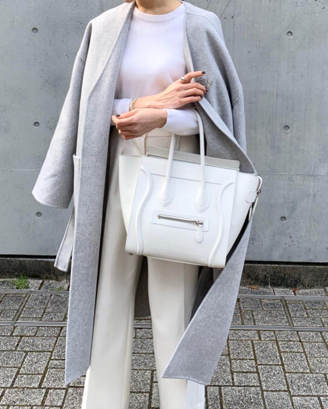金子麻貴さんのインスタグラム写真 - (金子麻貴Instagram)「久しぶりのホワイトコーデ。 秋はこれにベージュを合わせるけど春っぽくライトグレーのコートで。  春ニットは @bananarepublic_jp のパフスリーブセーター。薄手でシンプルな形でクルーネックの詰まり具合も最高✨ ジャケットの時期になるとこういうのが一番便利❣️ . . #fashion#bananarepublic#celine#regleam#itsbanana#バナリパニット#シンプルコーデ#春ニット#ママコーデ#ホワイトコーデ」2月9日 20時29分 - mtmmaki