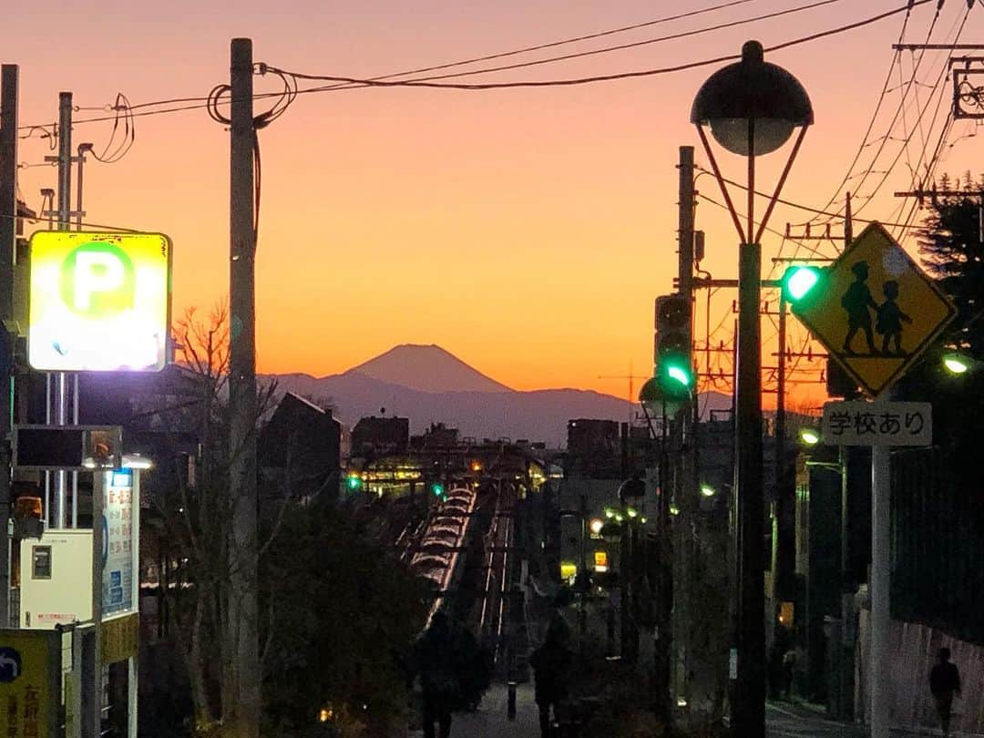 岡峰光舟さんのインスタグラム写真 - (岡峰光舟Instagram)「空気が澄んでる時に入るランニングコース。富士山もでっけえ月もバッチリ。🗻🌕」2月9日 20時29分 - kohshuokamine