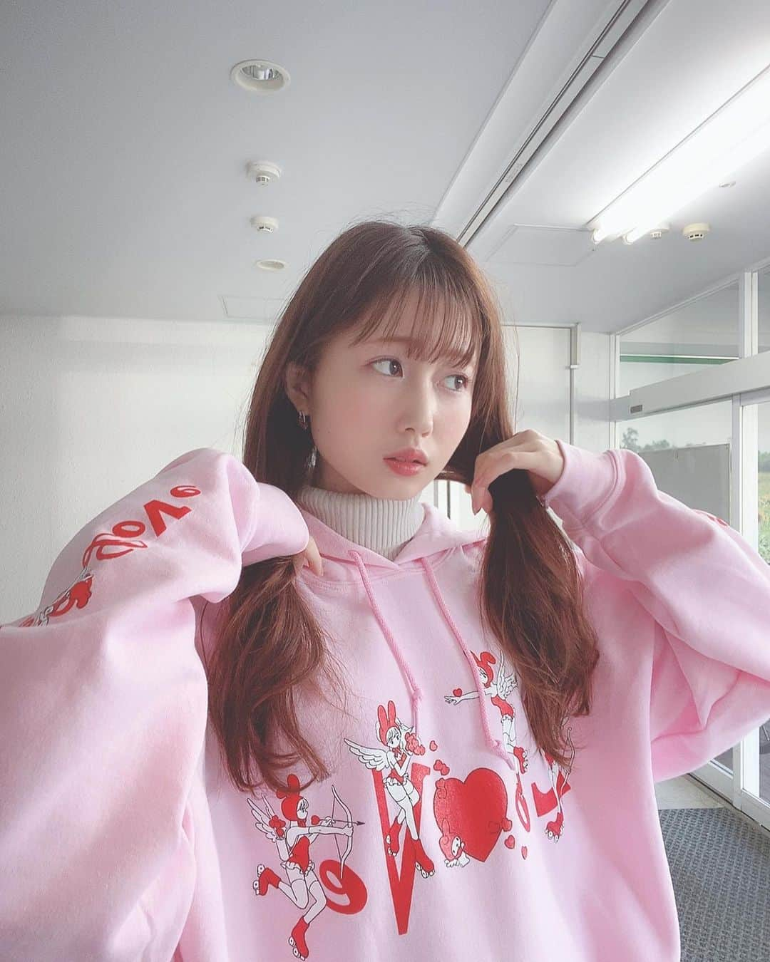 増澤璃凜子さんのインスタグラム写真 - (増澤璃凜子Instagram)「❤️🎀🍓💗💋🧠 . . ろるらりちゃんの可愛すぎる マイメロコラボのパーカーを GETしたので休憩中めっちゃ写真とった✌︎笑 #マイメロ」2月9日 20時31分 - ririkomasuzawa