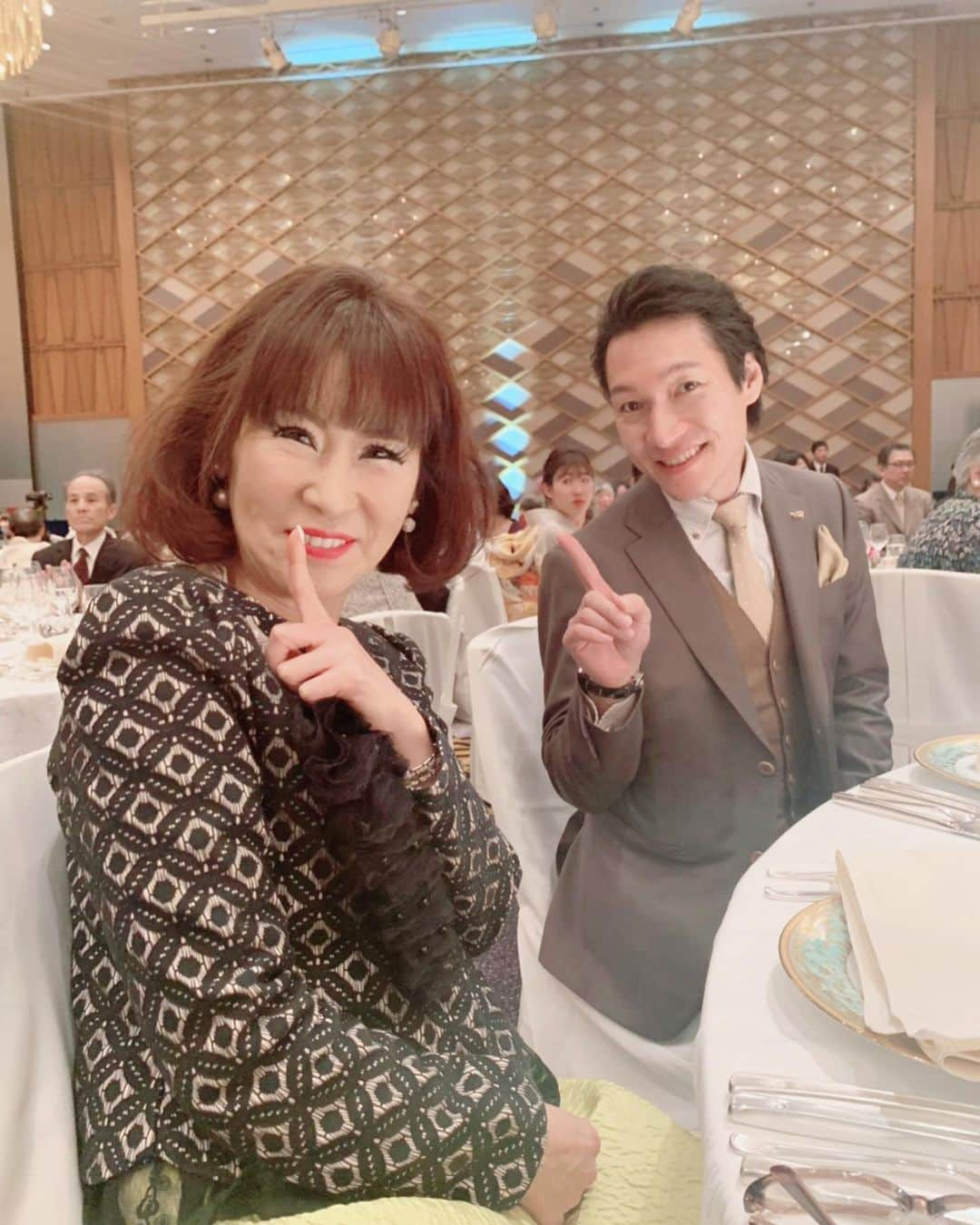 岩本初恵さんのインスタグラム写真 - (岩本初恵Instagram)「東京出張 素敵な４０周年記念に 豪華皆様に 豪華なパーティー 最高でした  素敵な学び 見えないものを大切に 見えているものに 振り回されていくより 人徳を積む生き方 していきたいですね  女はロマン 男はがまん 素敵なスピーチの数々  学びと美味しい料理 に幸せ頂きました  そしてはっちゃんの オンラインサロン  幸せな人生を 歩める事を願って 人徳を積む生き方を みんなで学び合っています  オンラインサロンでしか 見れない社内勉強会や ライブ生放送を沢山配信 しています  ぜひ皆様オンラインサロン 参加して 一緒に人徳を積んで 幸せを掴んでいきましょうね  オンラインサロンは インスタプロフィールの リンクから参加出来ます^_^  #東京  #出張 #４０周年パーティー  #素敵な時間  #パーティーコーデ  #ホテルニューオータニ東京  #600人  #ラジオ関西  #instagood  #instagram  #fun  #love  #happy  #movie  #ムービー #動画 #スピーチ #オンラインサロン」2月9日 20時33分 - hatsue_iwamoto