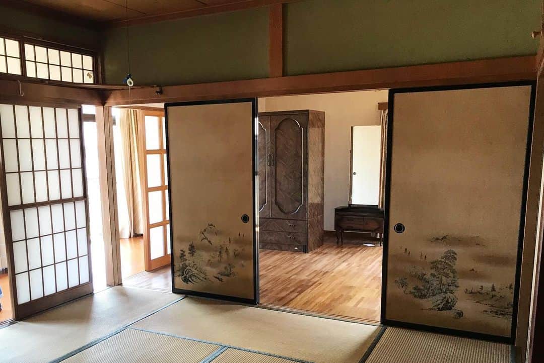 iroha_craftさんのインスタグラム写真 - (iroha_craftInstagram)「. . ３週連続オープンハウス！  第１週目の今週末は富士川町青柳の家、オーナー×イロハクラフトコラボリノベーションのオープンハウスを開催しました。  和室2間と広縁を繋げた開放的なLDK、オーナーが自ら塗って仕上げた壁と天井が好評でした。  たくさんのご来場ありがとうございました！！ 来週末は甲斐市西八幡の家イロハクラフトStandardのオープンハウスを開催します。  来週末もたくさんのお越しをお待ちしてます⛑」2月9日 20時46分 - iroha_craft