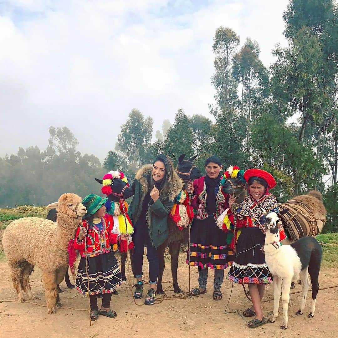 カロリーネ・セリコさんのインスタグラム写真 - (カロリーネ・セリコInstagram)「Matchu Pichu  Peru Abril 2017  Passamos uma Páscoa super diferente. Chegamos em Lima, ficamos 2 noites no Country Club Hotel, para conseguir conhecer a cidade. Tem o Belmond Miraflores que também é lindo. Em Lima nos indicaram alguns restaurantes: Mercado, Rafael, Astrid e Gaston, Central, Osaka No outro dia fomos para Cusco, nos hospedamos no Belmond Nazarenas, tem o do lado lindo também Belmond Monasterio. Alguns restaurantes gostosos lá: Chicha, Cicciolina, Limo. Depois de passear um dia em Cisco subimos de trem Belmond para o tão esperado Machu Picchu pelo trem Belmond também! Passamos o dia explorando e descemos de volta para dormir em Cusco. No outro dia pegamos uma moto, do jeito que amamos e fomos com um guia conhecer o Vale Sagrado de Urubamba e todas as cidades que são parte dele. Foi demais! #CaCelicoViagem 🇵🇪 #cusco #machupicchu  #CaCelicoViagem #CaCelicoTravel」2月9日 20時41分 - cacelico