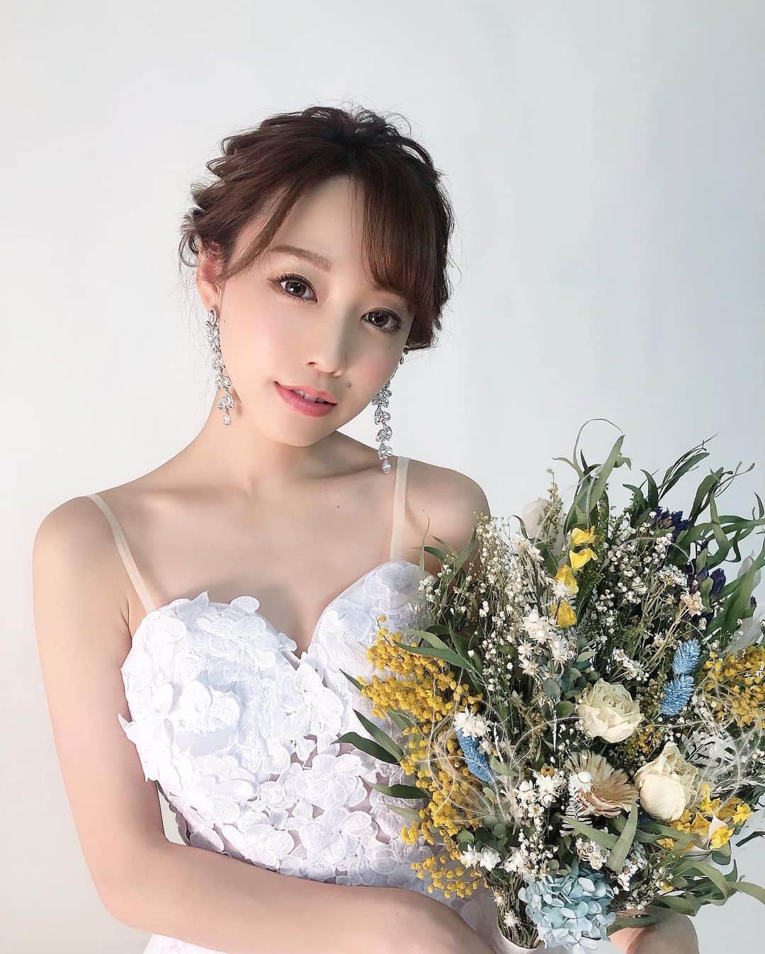 白岩まちこさんのインスタグラム写真 - (白岩まちこInstagram)「≫≫👰🏼... 𝚆𝚎𝚍𝚍𝚒𝚗𝚐  𝚙𝚑𝚘𝚝𝚘 ㅤㅤㅤㅤㅤㅤㅤㅤㅤㅤㅤㅤㅤ  昨日、撮影データを載せたら たくさんコメントいただいたし、 保存数もたっくさんだったから、 またまた載せちゃう🤭💫 ㅤㅤㅤㅤㅤㅤㅤㅤㅤㅤㅤㅤㅤ ㅤㅤㅤㅤㅤㅤㅤㅤㅤㅤㅤㅤㅤ ㅤㅤㅤㅤㅤㅤㅤㅤㅤㅤㅤㅤㅤ　 これは下目のシニヨンスタイル😉✨ ㅤㅤㅤㅤㅤㅤㅤㅤㅤㅤㅤㅤㅤ ㅤㅤㅤㅤㅤㅤㅤㅤㅤㅤㅤㅤㅤ ㅤㅤㅤㅤㅤㅤㅤㅤㅤㅤㅤㅤㅤ シニヨンって王道アレンジやし、 オーダーも多いらしい☺️🌿 ㅤㅤㅤㅤㅤㅤㅤㅤㅤㅤㅤㅤㅤ ㅤㅤㅤㅤㅤㅤㅤㅤㅤㅤㅤㅤㅤ ㅤㅤㅤㅤㅤㅤㅤㅤㅤㅤㅤㅤㅤ ほんで結婚式の前撮りを控えている方から ドレス着る時に気をつけていることを ご質問いただいたんやけど、 私が絶対気にしているのは  ㅤㅤㅤㅤㅤㅤㅤㅤㅤㅤㅤㅤㅤ ㅤㅤㅤㅤㅤㅤㅤㅤㅤㅤㅤㅤㅤ ㅤㅤㅤㅤㅤㅤㅤㅤㅤㅤㅤㅤㅤ 🌿背筋を伸ばす 🌿胸を張る 🌿腕は浮かす(二の腕が細く見える) 🌿腕はカメラから離す (これは言葉では説明しにくいっ🤣) ㅤㅤㅤㅤㅤㅤㅤㅤㅤㅤㅤㅤㅤ ㅤㅤㅤㅤㅤㅤㅤㅤㅤㅤㅤㅤㅤ ㅤㅤㅤㅤㅤㅤㅤㅤㅤㅤㅤㅤㅤ 写真を撮って、データを見てって 繰り返していくと、こうした方が細く見えるかな？ とか感覚的に思っただけで、 正解とかではないかもやけど、、、😗💫 ㅤㅤㅤㅤㅤㅤㅤㅤㅤㅤㅤㅤㅤ ㅤㅤㅤㅤㅤㅤㅤㅤㅤㅤㅤㅤㅤ ㅤㅤㅤㅤㅤㅤㅤㅤㅤㅤㅤㅤㅤ 結婚式や前撮りを控えてる方の 参考になれば嬉しいなぁ😆✨ ㅤㅤㅤㅤㅤㅤㅤㅤㅤㅤㅤㅤㅤ ㅤㅤㅤㅤㅤㅤㅤㅤㅤㅤㅤㅤㅤ ㅤㅤㅤㅤㅤㅤㅤㅤㅤㅤㅤㅤㅤ ㅤㅤㅤㅤㅤㅤㅤㅤㅤㅤㅤㅤㅤ ㅤㅤㅤㅤㅤㅤㅤㅤㅤㅤㅤㅤㅤ  #編みおろし#結婚式ヘアアレンジ #ウェディング撮影#ウェディングドレス #ヘアアレンジ#アレンジヘア#前撮り #ヘアセット#シースルーバング#前髪アレンジ#ブライダルフォト#フォトウェディング#ビジョビ#ドレス#二次会ヘア#前撮りヘア#ブライダルネイル#編みおろしアレンジ#ウェディング#お呼ばれヘア#ラスティックウェディング#ナチュラルウェディング #ウェディングフォト#ウェディングヘア #プレ花嫁#ヘアアクセ#結婚式#ダウンスタイル #ブライダル#白岩まちこ」2月9日 20時55分 - machichas