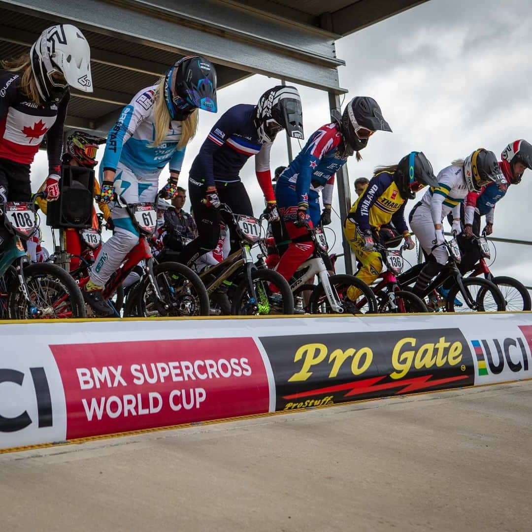 サラ・ウォーカーのインスタグラム：「Bummer to be leaving Bathurst without being able to race, but it was the right decision to cancel the World Cup. Managed to get some riding in with the girls and know what is going well and what to work on in the next training block before heading to Europe!」