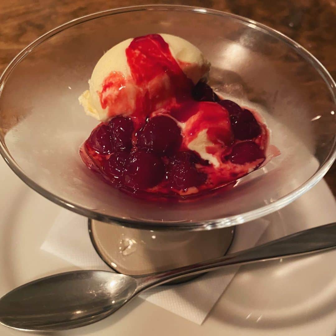 宮坂灯里さんのインスタグラム写真 - (宮坂灯里Instagram)「たまには、ね！😚🍒 #dessert#icecream #ahaha#happy」2月9日 20時51分 - m.akari27