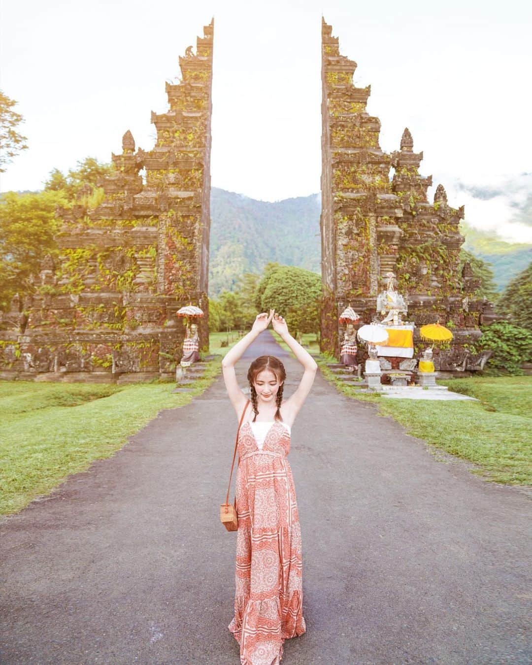 Giann Chanさんのインスタグラム写真 - (Giann ChanInstagram)「原本想去出了名排隊2小時既天空之門影相  不過冇人陪我癲。。 所以張相標題係「拒絕排隊！帶你去巴厘小眾善惡門」 。。。 #Bali #Temple #ctytravelmap」2月9日 20時59分 - chan.tsz.ying
