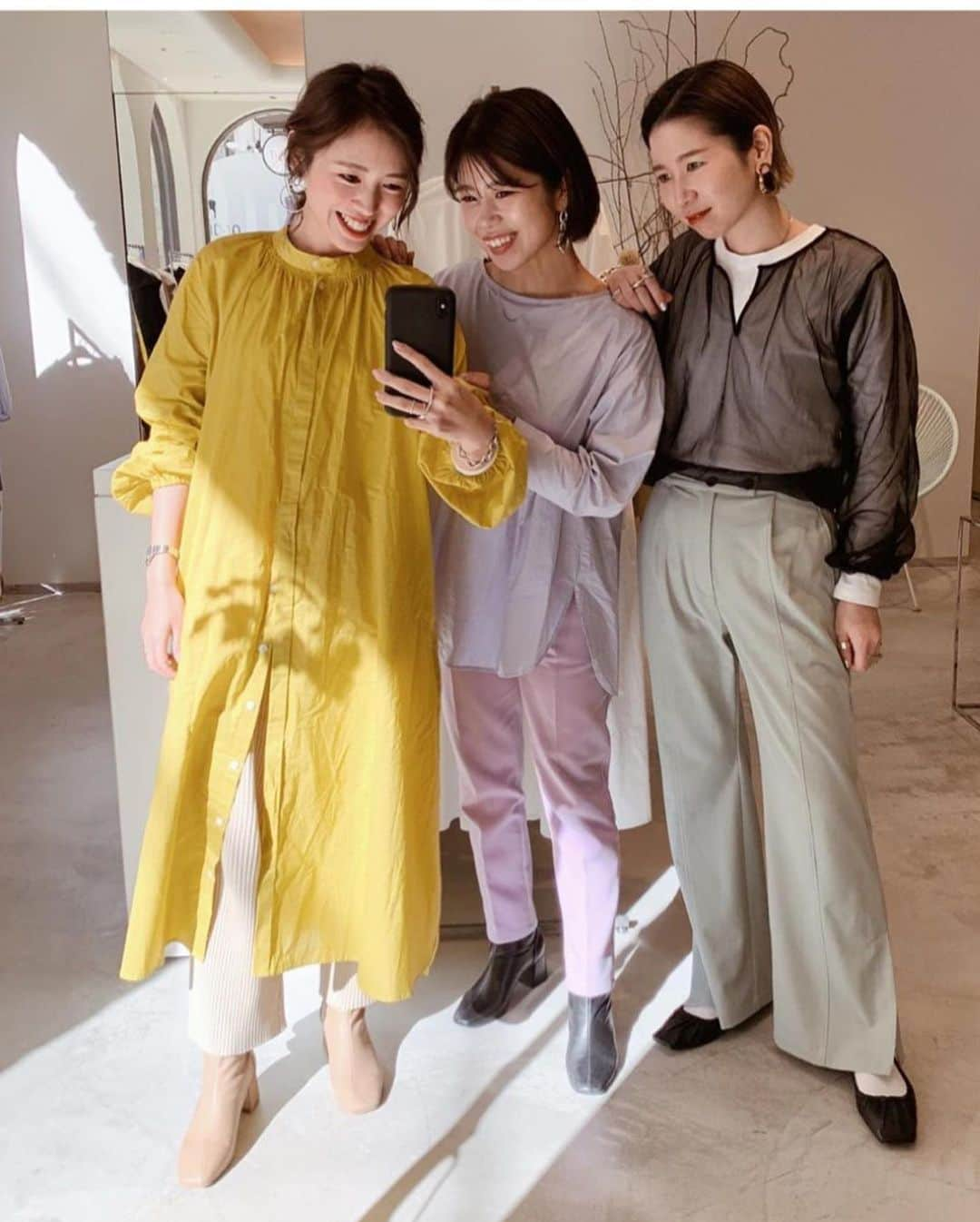 春名亜美さんのインスタグラム写真 - (春名亜美Instagram)「staffちゃん達が続々と購入していってるシャツワンピ🌼 ペイズリー柄と無地があって、どちらも選べない可愛さ…☺️ 中にタートルやパンツを合わせると今すぐ着れて、真夏まで着れる万能アイテム✨  前のボタンを開けると、羽織りとしても使えます😊 私はシンガポールで、水着の上に着てました👙 ・ ・ ・ #fromfirstmusee #MUSEE #フロムファーストミュゼ #ママコーデ #ママコーデ」2月9日 21時00分 - amiharunaami