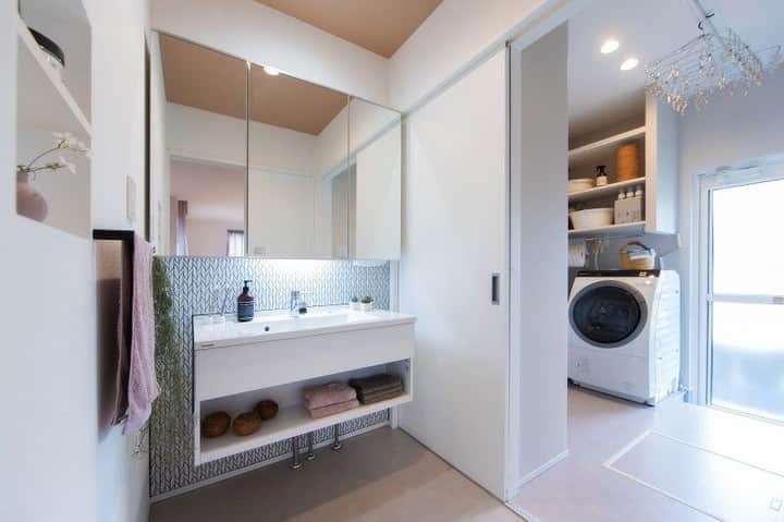 コラボハウス一級建築士事務所さんのインスタグラム写真 - (コラボハウス一級建築士事務所Instagram)「.⠀ 脱衣所と洗面所を共有することが多いですが⠀ こちらのお家は洗面所と脱衣室を別々にし、⠀ スライドドアで区切られるようになっています。⠀ .⠀ 誰かが入浴中でも気兼ねなく使用できるのが魅力。⠀ 脱衣所は洗濯物を干したり、⠀ たたんだりできる十分な空間を確保しました。⠀ .⠀ 他にも沢山のお家を⠀ ホームページでご紹介しています。⠀ @collabo_house　からご覧ください。⠀ #洗面所 #脱衣所 #ニッチ #室内干し #タイル張り #ミラーキャビネット #勝手口 #家事動線 #クッションフロア #自分らしい暮らし #マイホーム #デザイナーズ住宅 #注文住宅新築 #設計士と直接話せる #設計士とつくる家 #コラボハウス #インテリア #愛媛 #香川 #新築 #注文住宅」2月9日 21時00分 - collabo_house