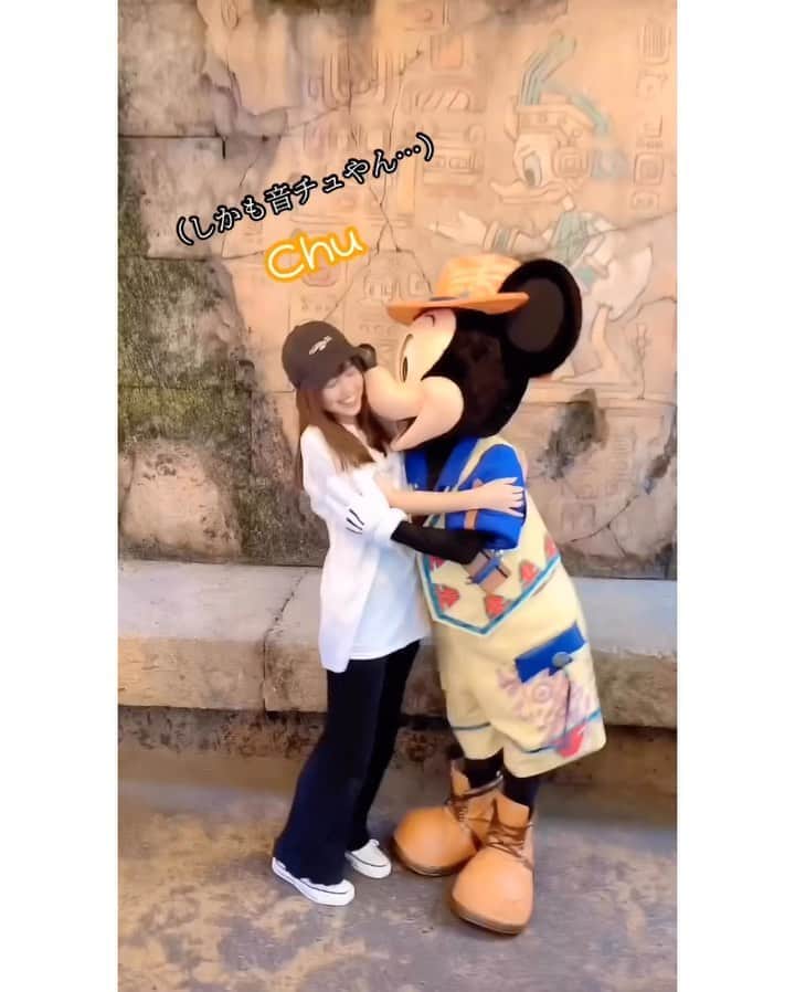 日岡なつみのインスタグラム：「初トレイル💘ミキミニ！ ∵ 初めてのトレイルでスキンシップ満載のミッキーに興奮しつつ、しっかりフラグを回収した🤫笑 ∵ #ディズニー #東京ディズニーリゾート #東京ディズニーシー #ディズニーシー #ミッキー #ミッキーマウス #トレイル #トレイルミッキー #トレミキ #グリーティング #グリ #グリ動画 #キャラグリ #disney #tokyodisneyresort #tokyodisneysea #TDR #TDS #mickey #mickeymouse #ディズニー好き #ディズニー好きな人と繋がりたい」