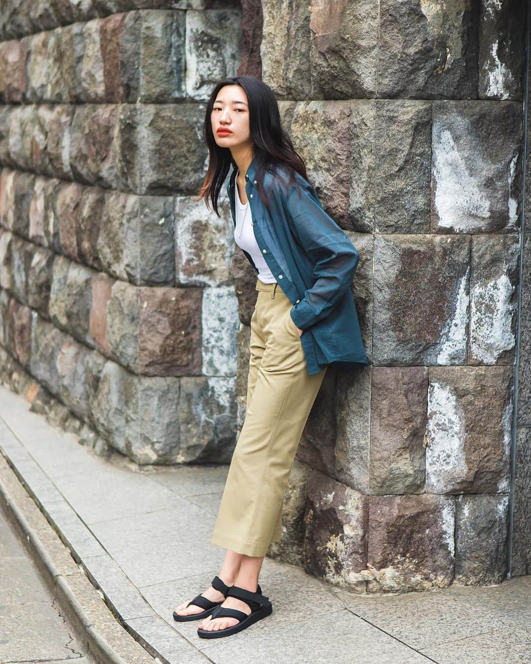 のインスタグラム：「TOKYO STREET STYLE Name: @_tsunogram  Shirt: @uniqlo  Pants: @uniqlo  Shoes: @uniqlo  #UniqloU#uniqlolifewear#pr#droptokyo#tokyo#japan#streetscene#streetfashion#streetwear#streetculture#fashion#denim#デニム Photography: @keimons  Styling: @stylist_yuka  Hair&Makeup: @ken_nagasaka」