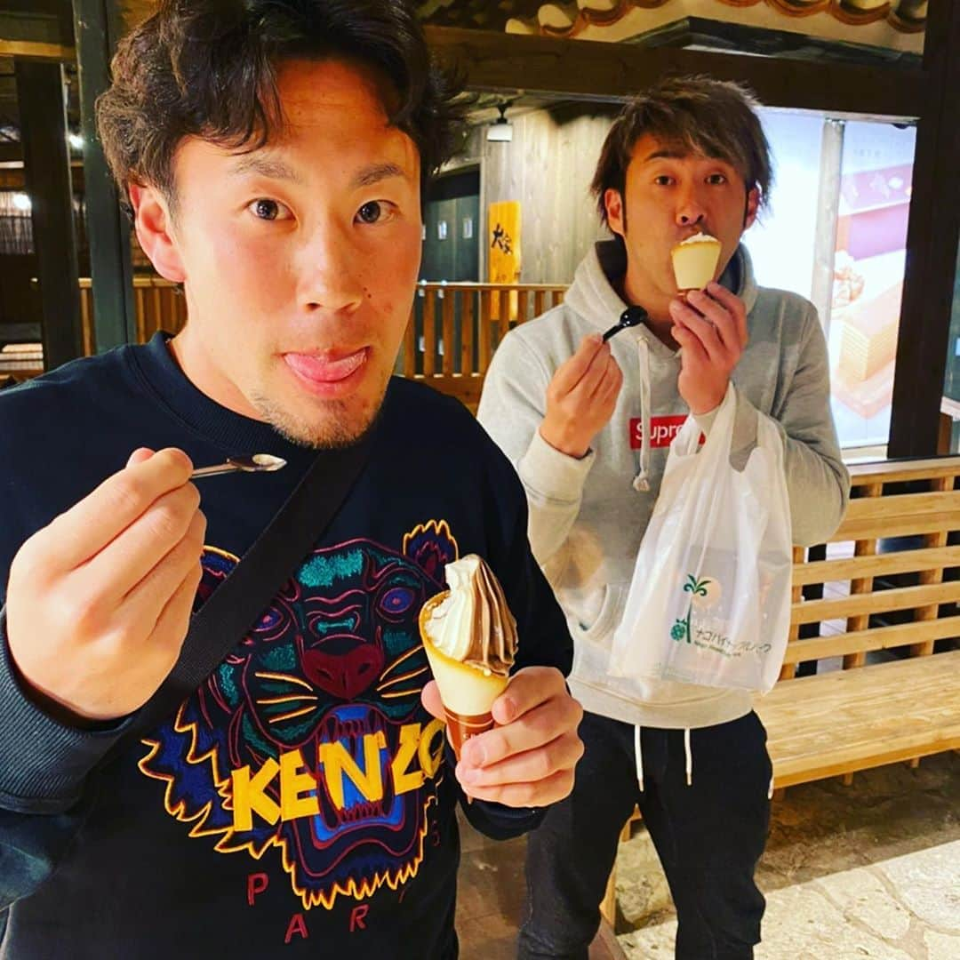 秋吉亮さんのインスタグラム写真 - (秋吉亮Instagram)「西村と生田目としゃぶしゃぶ🍴 美味かった〜😍 食後は甘いもの食べちゃうよね〜🤪💨 #北海道日本ハムファイターズ #秋吉亮 #西村天裕 #生田目翼 #大家 #うふやー #絶対読めない #アイス #甘党」2月9日 21時07分 - ryo.akiyoshi_14