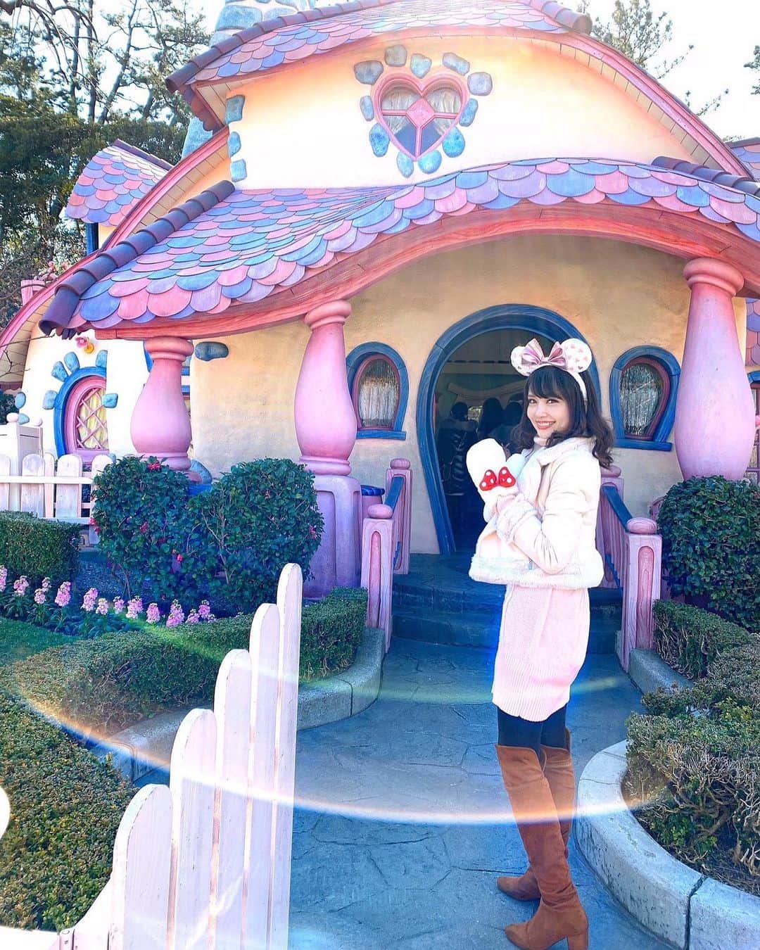 浅井麻里さんのインスタグラム写真 - (浅井麻里Instagram)「🎀🎀﻿ ﻿ ミニーの家の門が開いてた💓﻿ なんか光のフレアすごいけど！（笑）﻿ ﻿ 新発売のハートカチューシャに合わせて、﻿ ピンクニットワンピ×﻿ ホワイトもこもこジャケットコーデ💕﻿ ﻿ ﻿ まだまだ食べたいベリミニフードや﻿ バレンタインスイーツたくさん❣️😋﻿ ﻿ とりあえず、フォンダンショコラと﻿ ストロベリーチーズブラウニークレープが﻿ 食べたくなってきた…❤️🤤﻿ ﻿ ﻿ #ディズニーランド#ディズニー#ディズニーコーデ#ミニー#ピンクコーデ#ホワイトコーデ#tokyodisneyresort#tokyodisneyland#disneyland﻿」2月9日 21時09分 - mari_asai_625