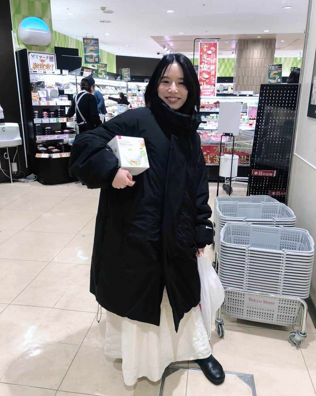 生越千晴のインスタグラム：「. 脇に抱えてるのは今日の戦利品💘」
