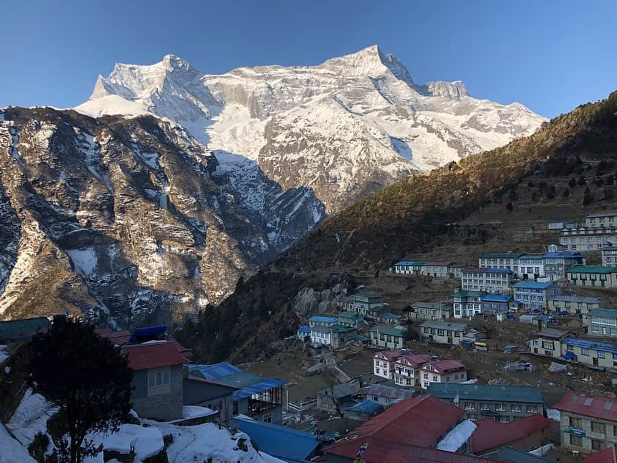 ジェレミー・アボットのインスタグラム：「Can’t believe I got to wake up to this view! Taking a rest today in #Namchebazaar before continuing our trek to #GokyoLake (15,720ft) for the first ever figure skating and ice hokey event in the Khumbu region, Nepal. ——————— @vny2020.official @nepaltourism @turkishairlines  #visitnepalyear2020  #lifetimeexperiences #skatenepal #unexploredmedia #teamgraf #marmot #lasportiva #weareallzeal #exploremore #karitraa #nepal #alpineskating #wildice #iceskating #figureskating #hockey」