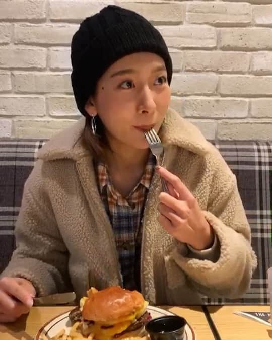 藤田美里のインスタグラム：「. チーズハニーバーガーとかゆう やばめのやつ🍔🐝」