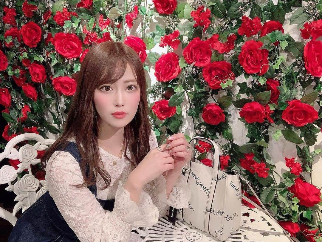 鈴木 あやさんのインスタグラム写真 - (鈴木 あやInstagram)「. 🥀🥀🥀 . . トリックアート楽しかった🤣♥️ . ベルサイユの薔薇仕様で 映えっぽかったから🤳🏻🌹 . . 帰りに杖をついた老夫婦が👵🏻👴🏻 2人で入っていくところ見て 歳を取っても2人でデートできる そんな仲でいる夫婦素敵だなぁ🥰って かなりほっこりした🕊💭💕 . そんな夫婦憧れるなぁ🥺💭💭 . #横浜 #横浜大世界 #横浜アートリックミュージアム #アートリックミュージアム #神奈川 #yokohama #ベルサイユの薔薇 #ベルバラ #ワンピース #rirandture #markbymarkjacobs」2月9日 21時15分 - ayachu69