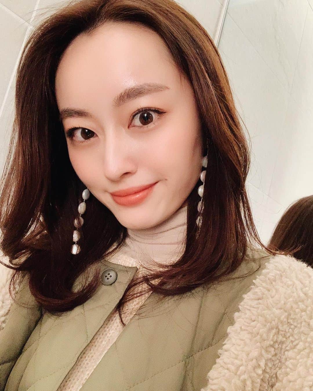 小祝麻里亜のインスタグラム：「久しぶりにアイラインを長く引いてみた🙆‍♀️アイシャドウはスモモ🍑みたいな色でシンプルに👀 ． ． ． ＿＿＿＿ #makeup #eyecolors #코디 #메이크업 #얼스타그램 #샐카 #셀스타그램」