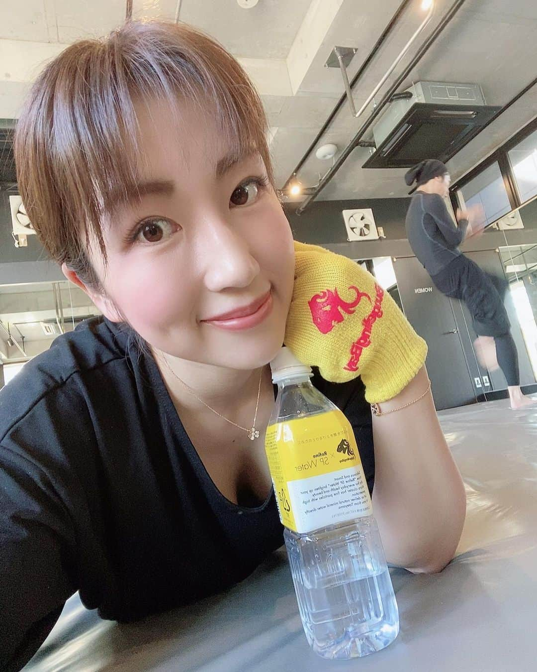 庄司ゆうこさんのインスタグラム写真 - (庄司ゆうこInstagram)「キックボクシング‼️ 来月までにどうしても2キロ落としたいので、ハードメニューにしてもらいましたぁー😆縄跳び３分するだけで息切れヤバいんですけど🤣 体力落ちたなぁ、、>_< けどちょっと今回は本気モードなんで頑張るよっ‼️ 2キロって簡単そうに見えてこの歳になるとなかなか落ちないんです。。 そしてゆり先生に誕生日お祝いしてもらっちゃった🌟大好きなラシャスリップをプレゼントしてくれたぁ〜😍ありがとう😊❤️ #キックボクシング#バンゲリングベイ_プレミアム#バンゲリングベイ#恵比寿キックボクシング#リファインエスピーウォーター #筋トレ#筋トレ女子#ダイエット#あと1ヶ月#2キロ痩せる#有言実行#誕生日月#誘惑多い#フットネイル#ピンク#春先どり」2月9日 21時16分 - yuko.shoji