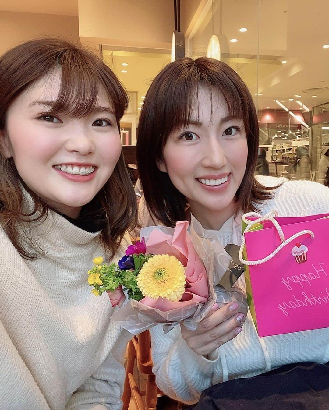 庄司ゆうこさんのインスタグラム写真 - (庄司ゆうこInstagram)「キックボクシング‼️ 来月までにどうしても2キロ落としたいので、ハードメニューにしてもらいましたぁー😆縄跳び３分するだけで息切れヤバいんですけど🤣 体力落ちたなぁ、、>_< けどちょっと今回は本気モードなんで頑張るよっ‼️ 2キロって簡単そうに見えてこの歳になるとなかなか落ちないんです。。 そしてゆり先生に誕生日お祝いしてもらっちゃった🌟大好きなラシャスリップをプレゼントしてくれたぁ〜😍ありがとう😊❤️ #キックボクシング#バンゲリングベイ_プレミアム#バンゲリングベイ#恵比寿キックボクシング#リファインエスピーウォーター #筋トレ#筋トレ女子#ダイエット#あと1ヶ月#2キロ痩せる#有言実行#誕生日月#誘惑多い#フットネイル#ピンク#春先どり」2月9日 21時16分 - yuko.shoji