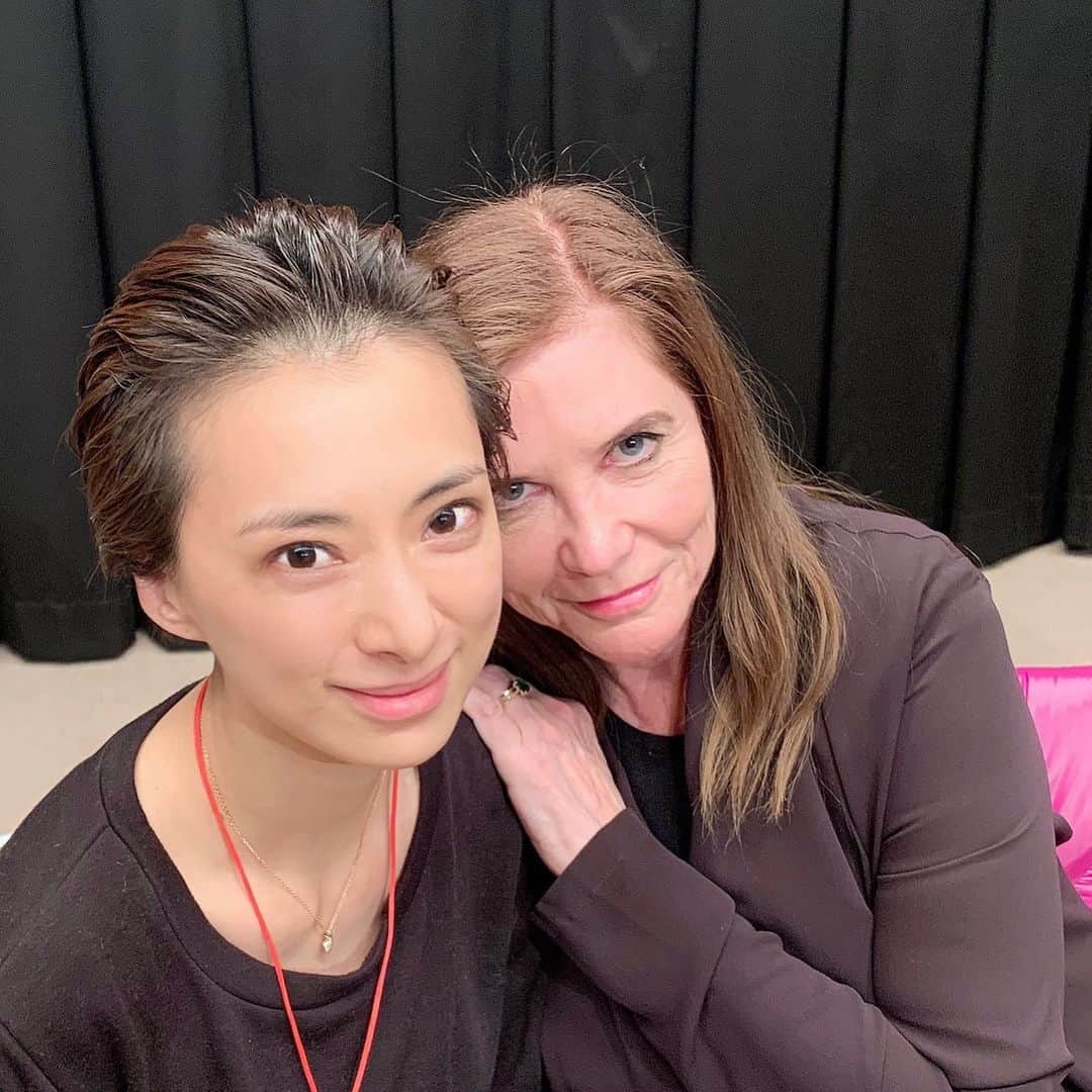 梅宮万紗子さんのインスタグラム写真 - (梅宮万紗子Instagram)「イヴァナチャバックのクラスを見てきました。 演じてる人の過去のポイントを見事に、即座にすくい上げていて凄い！この人の前では隠し事ができないんじゃないかと思うくらい。 というより演技のクラスでは自分を全部ぜーーーーーんぶ恥をさらけ出さないと見返りはないんだろうなと、思い知らされました。 それにしても、このテクニックを使って如何に現場で演技を素敵なものに出来るか？です。 ロスでのクラスは間に合わなかった！来年は絶対行こう。イヴァナ、待っててください！ #ワークショップ　#イヴァナ・チャバック」2月9日 21時17分 - masakoumemiya_actor