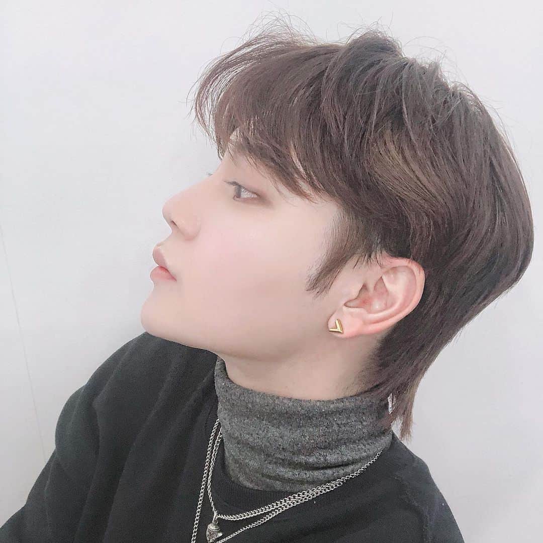 Yuitoのインスタグラム：「この前ゴリラクリニックさんで5回目の髭脱毛いってきました！👌 前回の4回目の後も2週間たたないくらいで髭がいつもみたいにポロポロとれて、そっから１ヶ月以上剃らなくても生えてこなかった！！！ めっちゃ楽すぎる🥺🥺 1回やる事にどんどん実感するからちゃんと通える✨✨ また9週間後〜👏 . そして髪の毛は久しぶりに サロンドミルクの露木さんにカラーとカットしてもらったよ！ @keisuke._.tsuyuki  綺麗な茶色にしてもらって、髪型もお気に入り🥺✨ 新店舗サロンドミルク溝の口店さんでやってもらいました！  開店おめでとうございます🎉 是非いってみてね🙏 @salondemilk_mizonokuchi  #ゴリラクリニック」