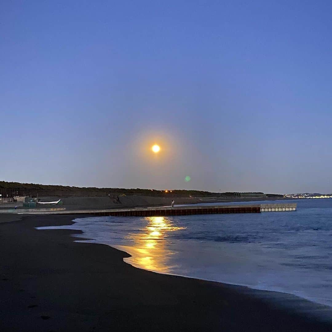 宮川大輔さんのインスタグラム写真 - (宮川大輔Instagram)「#湘南 #サザンビーチ #月が綺麗でデカかった！ #でも寒かったぁ。」2月9日 21時23分 - miyagawadai