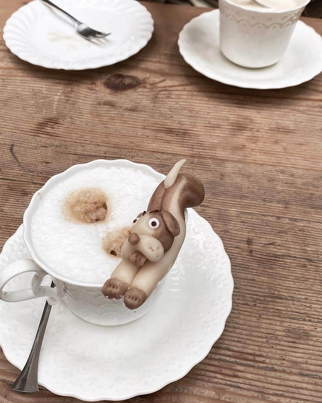 みちかさんのインスタグラム写真 - (みちかInstagram)「前にこうこちゃんと行ったカフェの目玉商品🐶(笑)ランチは1000円で落ち着く味を楽しめる🍴そのあと食後にコーヒーとこの犬のマジパンを注文して、たくさんいる犬の中からこの子を選びました🥰ブス可愛い！オーナーさんも優しくて、とってもほんわかしたし、また行きないなと思える空間でした☁️ _ _ _ #東京カフェ #原宿 #原宿カフェ #表参道カフェ #カフェ巡り #カフェ活 #tokyocafe #도쿄카페 #카페스타그램 #カフェスタグラム#michikafoodjp #カフェさんぽ #cafe #데일리그램 #도쿄일상 #tokyo #東京 #tokyolife #japan #harajuku #harajukucafe #하라주쿠카페 #도쿄여행 #일본여행 #tokyofood #tokyofoodie #東京グルメ #いいね返し #韓国すきな人と繋がりたい」2月9日 21時26分 - michi3117
