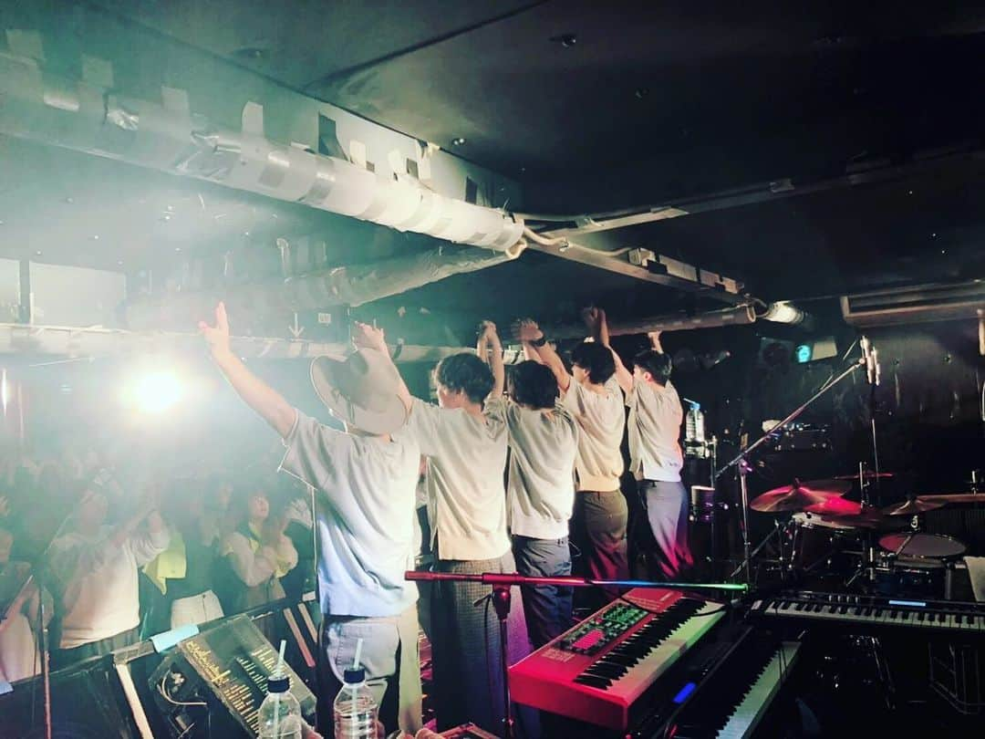 因幡始さんのインスタグラム写真 - (因幡始Instagram)「ツアー25本目(ライブハウスツアーとしては18本目)、奈良公演終了しました。オールスタンディングでのSOLDOUT公演、沢山の人に見てもらえて感謝です。そしてNEVERLANDは何度もやらせている会場。とっても演奏しやすい環境でした。楽しかった！ #wacci #Empathy」2月9日 21時27分 - wacci_key_hajime