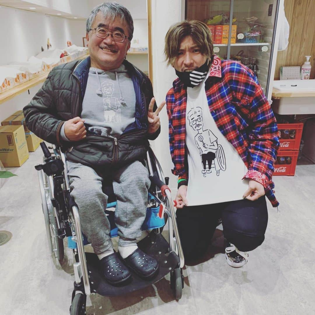 りんたろーさんのインスタグラム写真 - (りんたろーInstagram)「静岡仕事のついでに掛川寄って 駄菓子屋横さんち @d.yokosanchi  寄って横さんTシャツGetしてきた👕  #新しい角度からの　#障害者雇用を #提案しアプローチ仕掛ける #リツアンSTC #の斬新な試み #僕達から想像する　#障害者の方と #本人とのそれには　 #実はけっこうなズレがあったり #するのかもなぁとか　 #酒を交わしてると思う時がある #形だけの障害者雇用ではなく #そういった方が生き生きと #自分のスキルを生かせる #環境を生み出していく #それが令和の障害者雇用 #なのかもしれない」2月9日 21時28分 - rin_the_sky