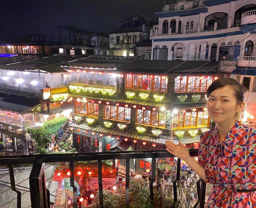 ティーナ・カリーナのインスタグラム：「撮影無事に終了☺️ 最後は九份へ🍵 千と千尋の世界😊✨✨ #台湾 #台湾旅行 #九份 #夜景」