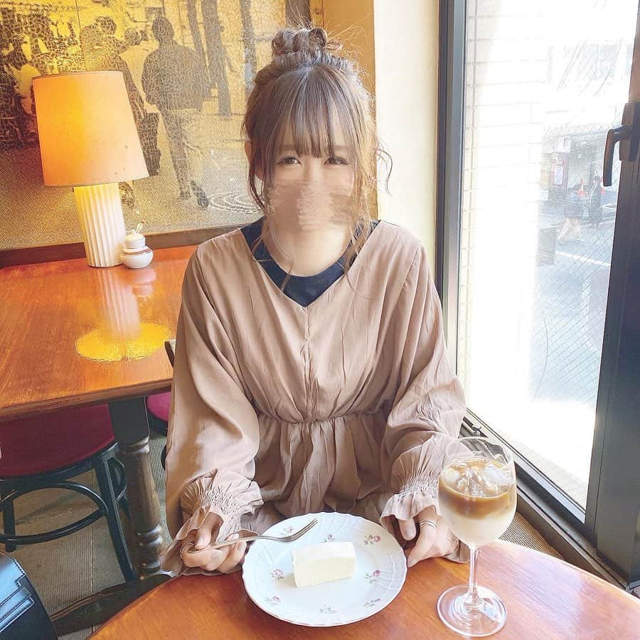 haruさんのインスタグラム写真 - (haruInstagram)「ㅤㅤㅤㅤㅤㅤㅤㅤㅤㅤㅤㅤㅤ ㅤㅤㅤㅤㅤㅤㅤㅤㅤㅤㅤㅤㅤ ㅤㅤㅤㅤㅤㅤㅤㅤㅤㅤㅤㅤㅤ #おはるカフェめぐり ㅤㅤㅤㅤㅤㅤㅤㅤㅤㅤㅤㅤㅤ あれ、結婚式前だから控えるって言ったのにな﹖😂笑 ㅤㅤㅤㅤㅤㅤㅤㅤㅤㅤㅤㅤㅤ でも毎日のようにカフェラテ飲んでたから 私にとっては久しぶりなのです🤭( 笑 ) ㅤㅤㅤㅤㅤㅤㅤㅤㅤㅤㅤㅤㅤ ㅤㅤㅤㅤㅤㅤㅤㅤㅤㅤㅤㅤㅤ いつか行ってみたいな〜って思ってた #花泥棒は珈琲屋です さん❤︎ ㅤㅤㅤㅤㅤㅤㅤㅤㅤㅤㅤㅤㅤ まず名前が可愛い🤣💕 ㅤㅤㅤㅤㅤㅤㅤㅤㅤㅤㅤㅤㅤ 濃厚でとっても美味しいチーズケーキをたべたので お昼は食べませんでした🙅‍♀️ カロリミットのんだから カフェオレも😂笑☜ そして次の日に調節しています👟 ㅤㅤㅤㅤㅤㅤㅤㅤㅤㅤㅤㅤㅤ ㅤㅤㅤㅤㅤㅤㅤㅤㅤㅤㅤㅤㅤ 3キロ痩せたからあと式までに1キロ。 欲を言えば2キロ。落としたい😂🧡 でもげっそりはしないようにしたい☺️！ ㅤㅤㅤㅤㅤㅤㅤㅤㅤㅤㅤㅤㅤ ㅤㅤㅤㅤㅤㅤㅤㅤㅤㅤㅤㅤㅤ ㅤㅤㅤㅤㅤㅤㅤㅤㅤㅤㅤㅤㅤ 大好きなかほちゃんとの写真と 現実とは異なるプリも載せておこっと🤭💓笑 かほちゃん本当にありがとう〜😭❤️❤️❤️らぶ😘 ㅤㅤㅤㅤㅤㅤㅤㅤㅤㅤㅤㅤㅤ ㅤㅤㅤㅤㅤㅤㅤㅤㅤㅤㅤㅤㅤ ジョージのマクラと鬼滅のコインケース ユーフォーキャッチャーでゲットした🥰( 笑 ) 善逸は🐻さんにあげます🤭💕 ㅤㅤㅤㅤㅤㅤㅤㅤㅤㅤㅤㅤㅤ ㅤㅤㅤㅤㅤㅤㅤㅤㅤㅤㅤㅤ #東京カフェ#下北沢カフェ #おはるの東京カフェ ㅤㅤㅤㅤㅤㅤㅤㅤㅤㅤㅤㅤㅤ」2月9日 21時37分 - __haru3